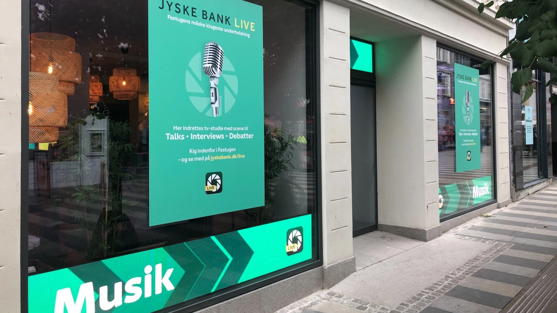 Jyske Banks TV-studie med grønne skærme - set ude fra strøget