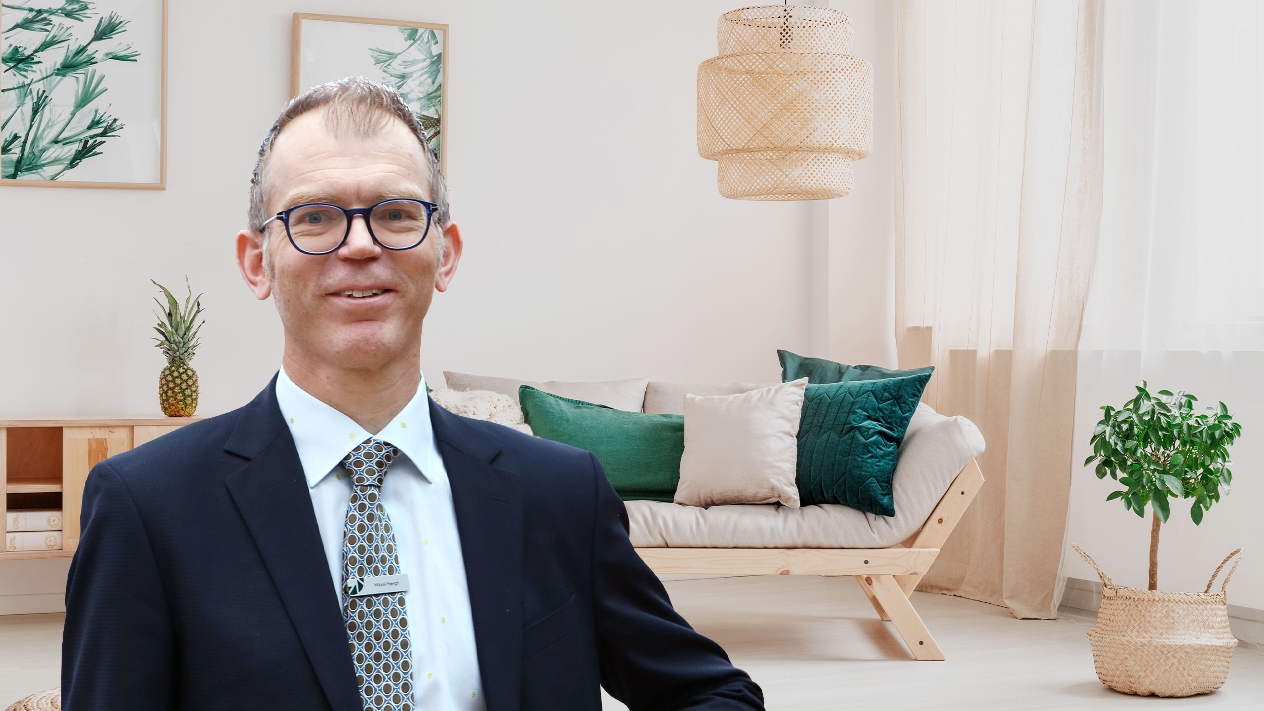 Boligøkonom Mikkel Høegh foran hvid sofa