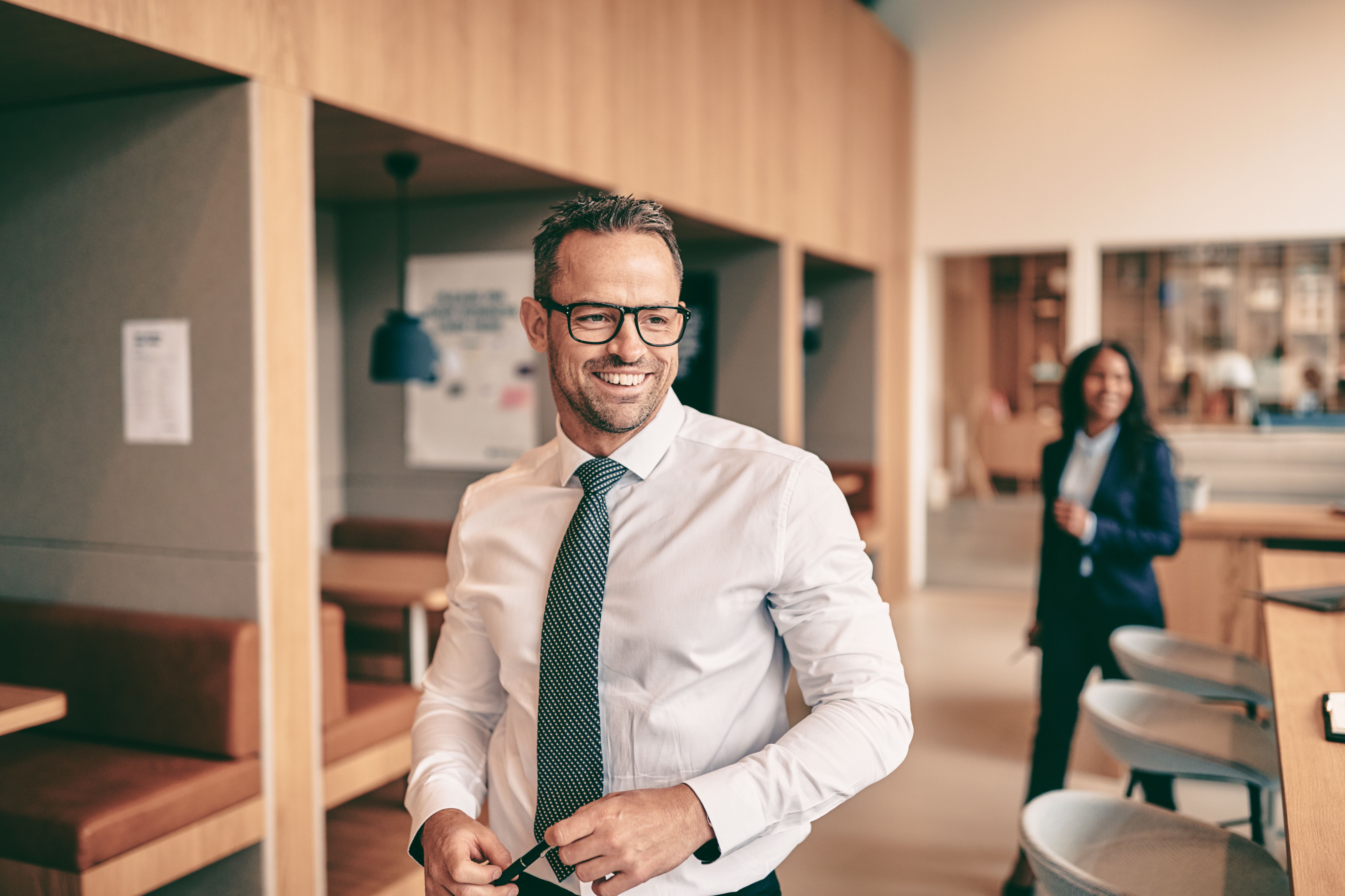 Smilende mand på arbejdsplads