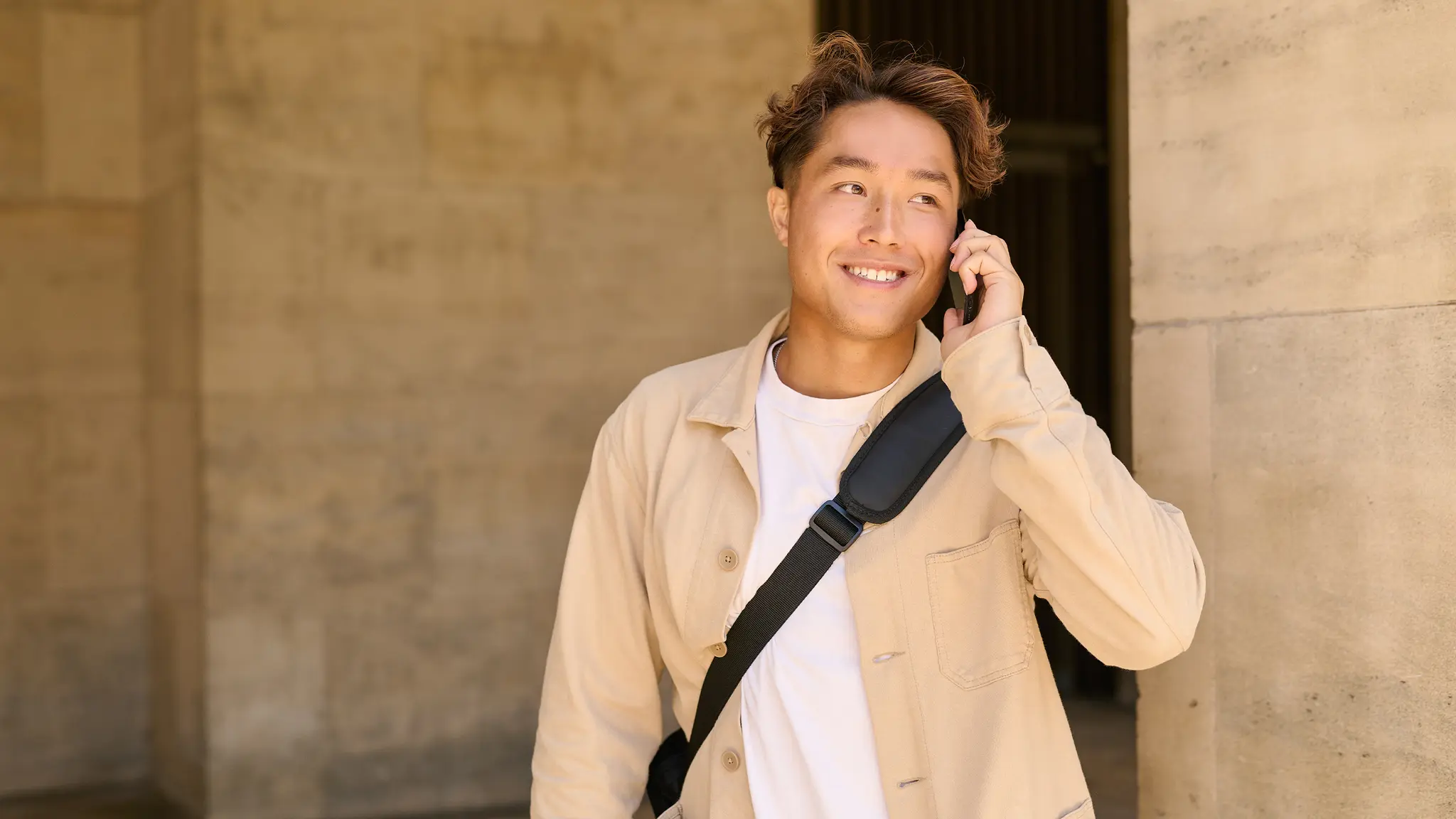 Ung mand taler i telefon udenfor