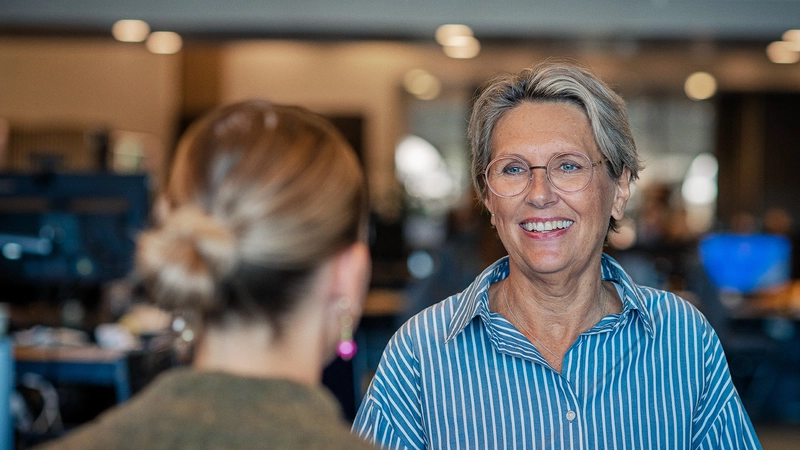 Smilende kvinde i stribet skjorte