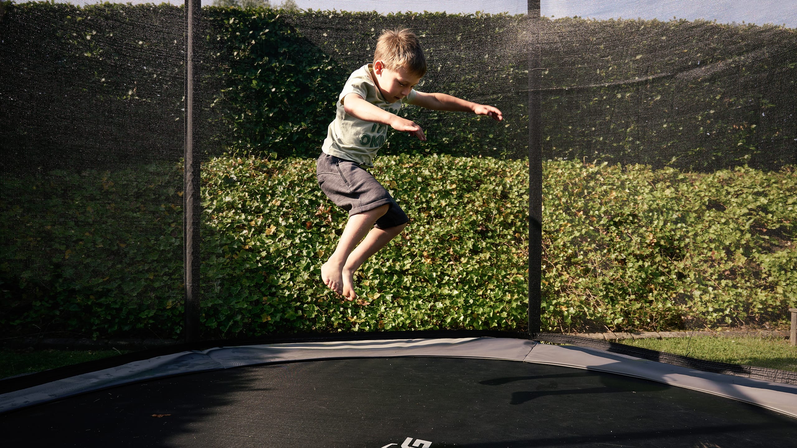 Dreng hopper på trampolin