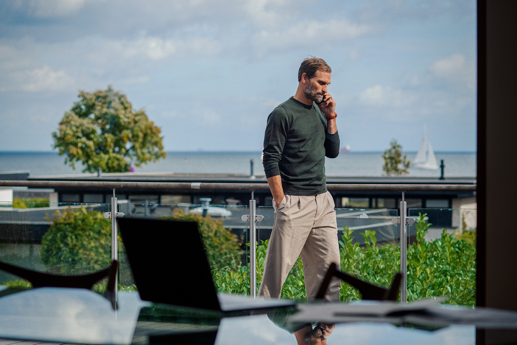 Mand taler i telefon