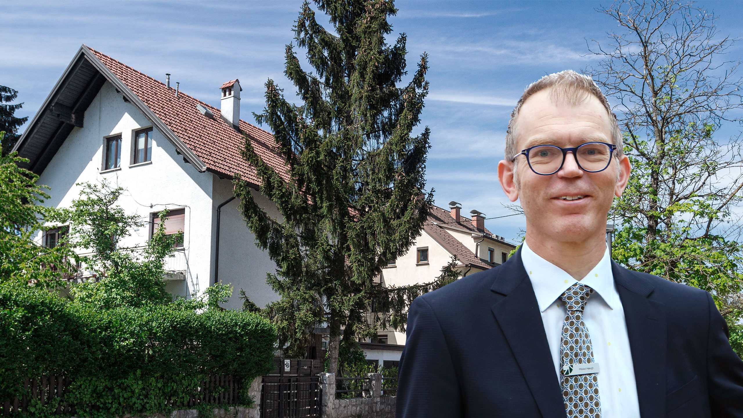 Boligøkonom Mikkel Høegh bag en hæk