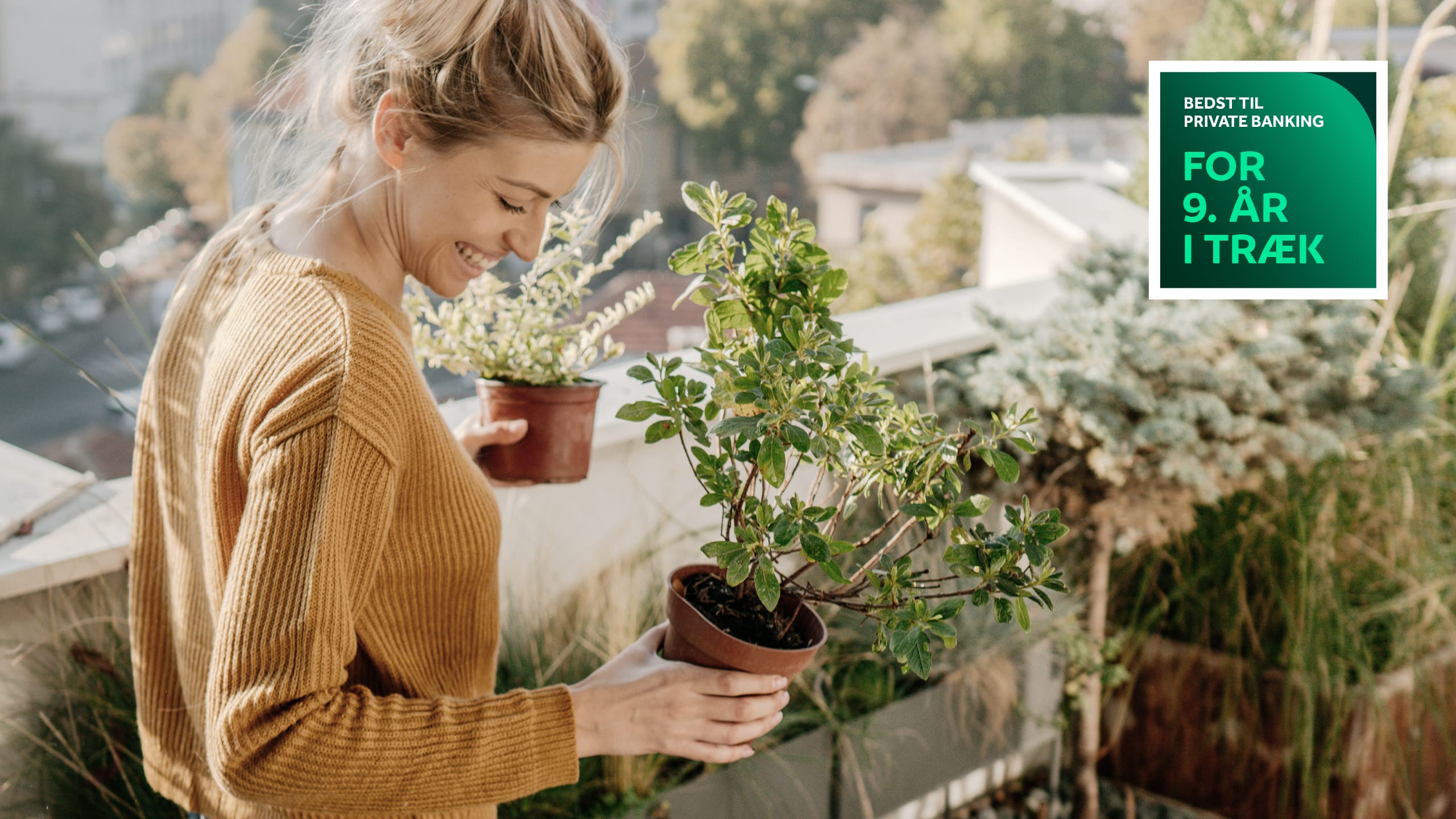 Smilende kvinde med planter