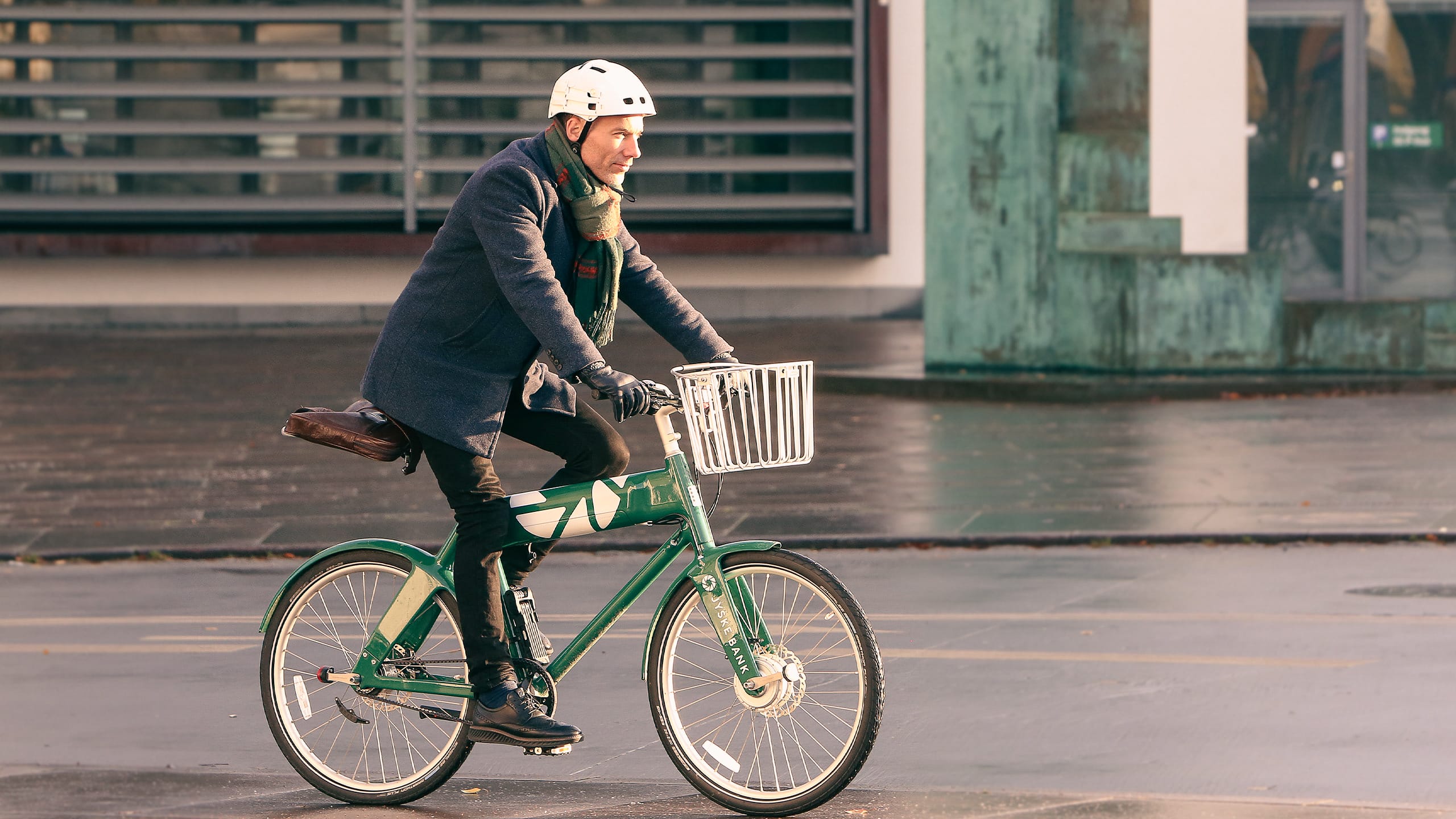 Mand på elcykel