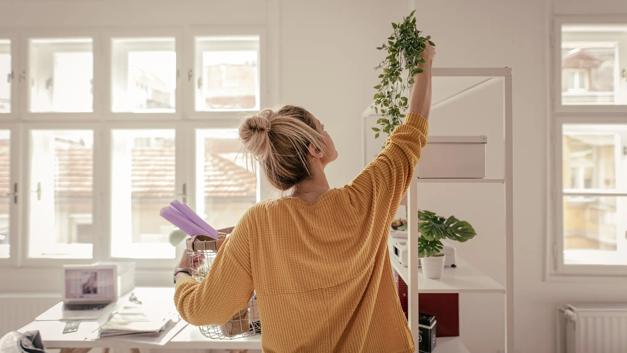 Unge kvinde er ved at flytte ind