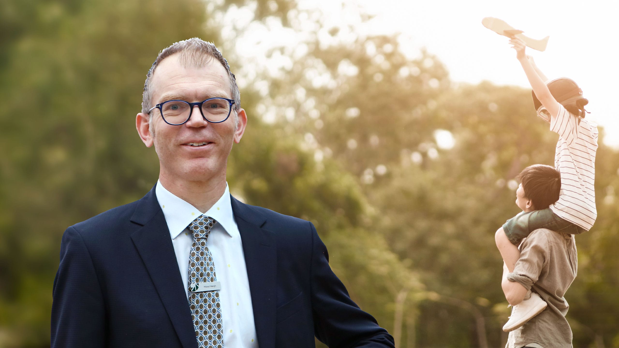 Mikkel Høegh foran barn, der står på hovedet