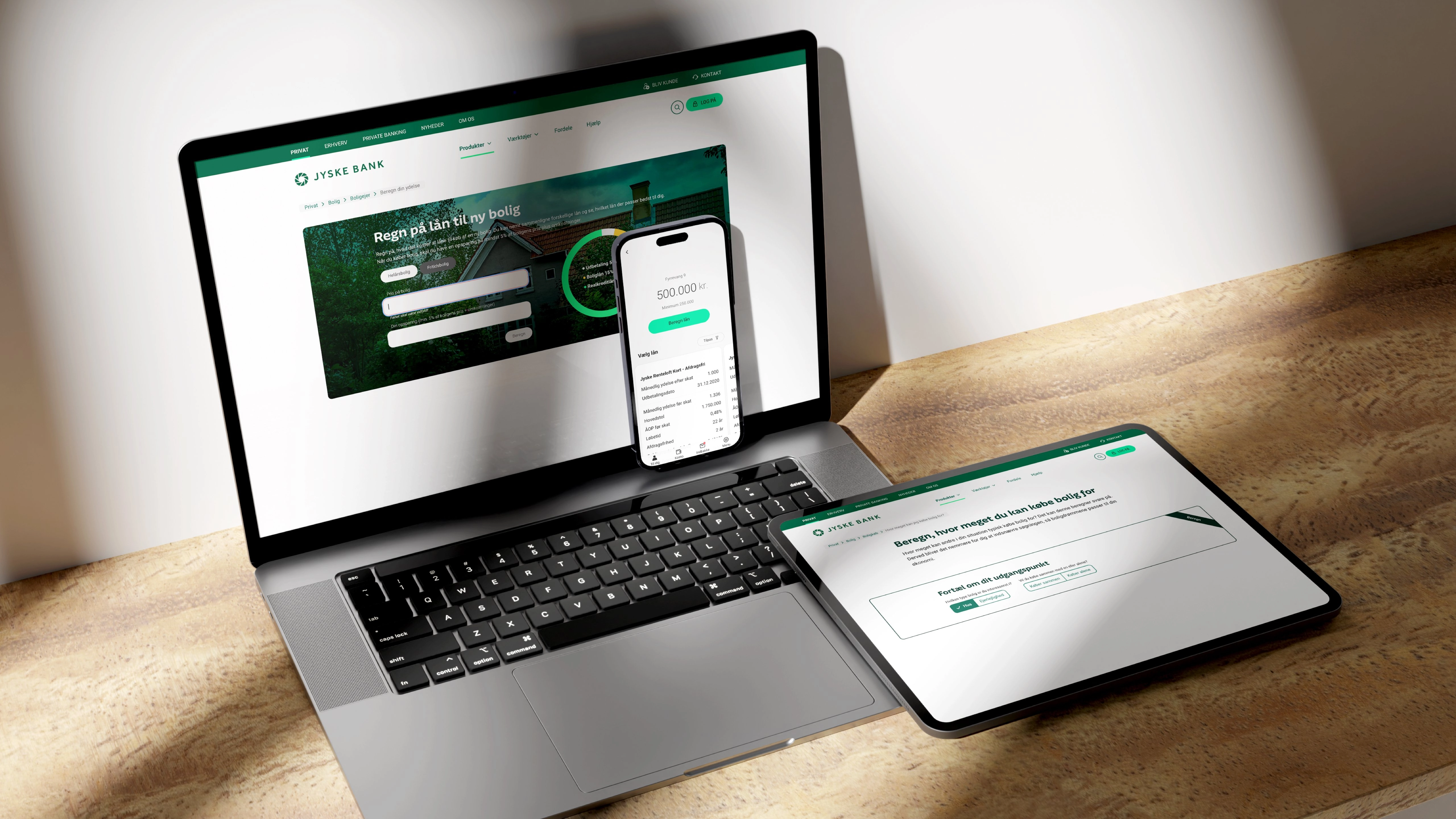 Tablet, laptop og mobil med boligværktøjer på