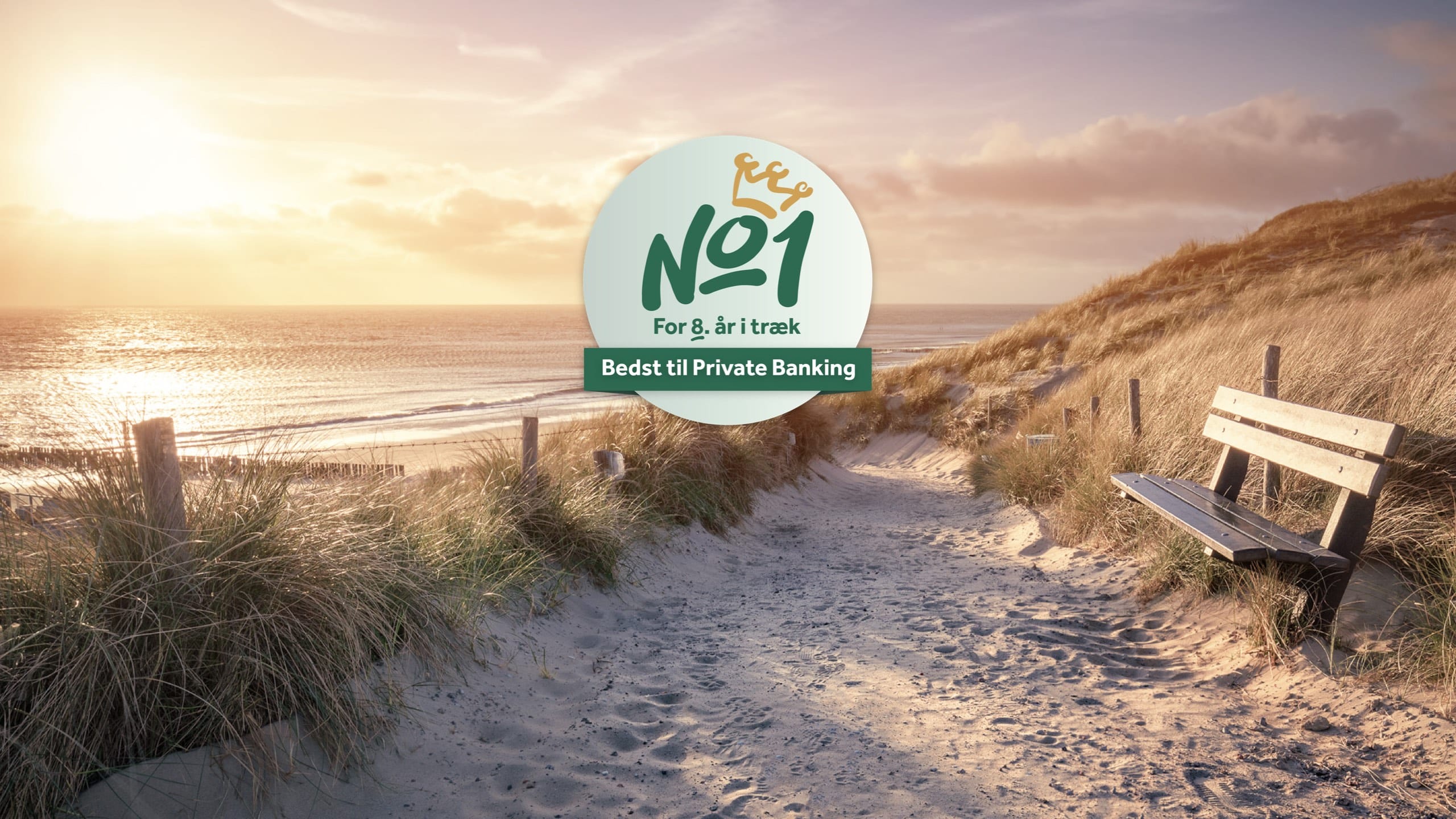 Bænk på strand og logo for Bedst til Private Banking