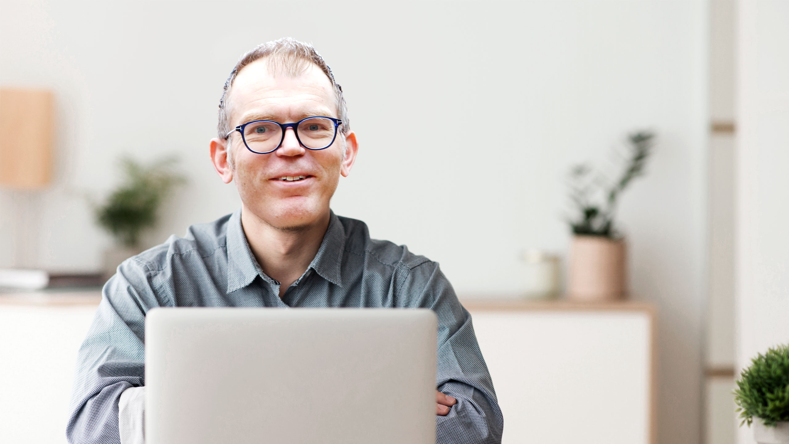 Mikkel Høegh foran en computer