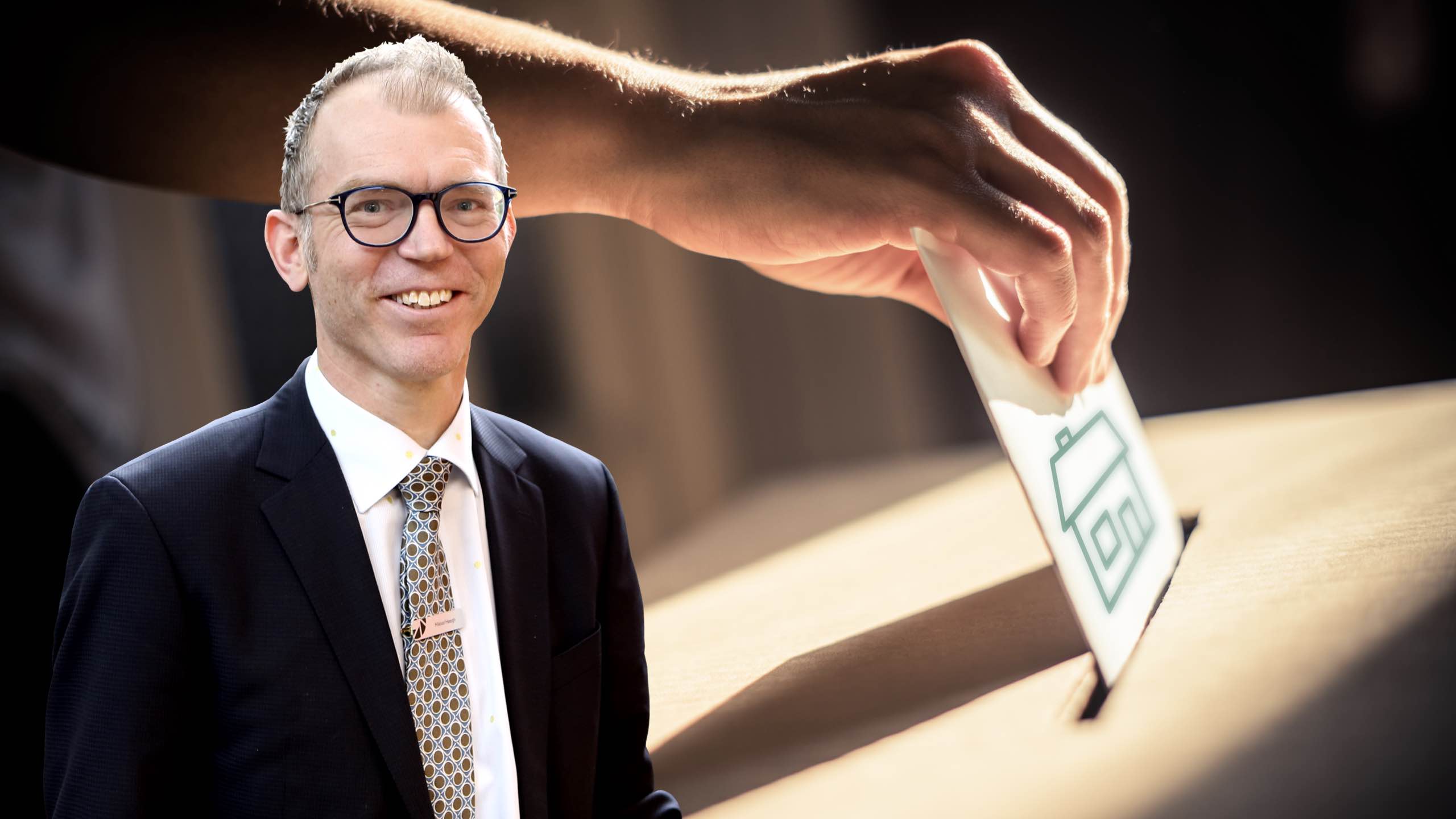 Boligøkonom Mikkel Høegh, stemmeseddel med hus på vej i stemmeurne