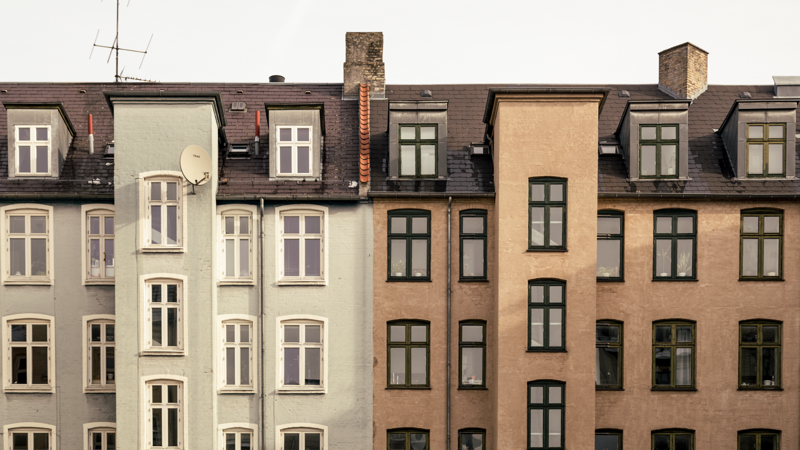 Gråt og brunt hus med lejligheder