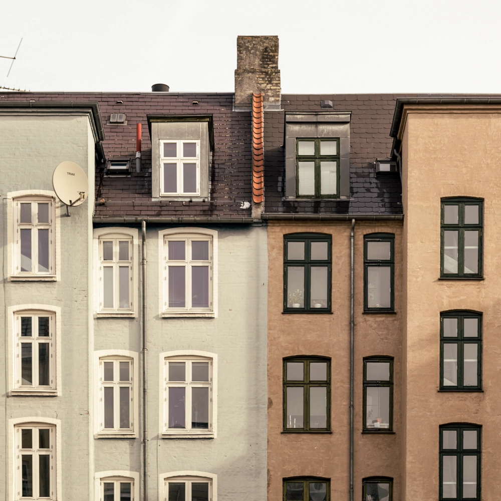 Gråt og brunt hus med lejligheder