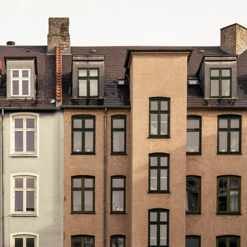 Gråt og brunt hus med lejligheder