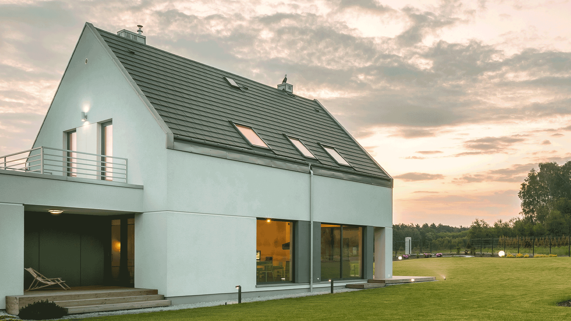 Stort hvidt hus med sort tag