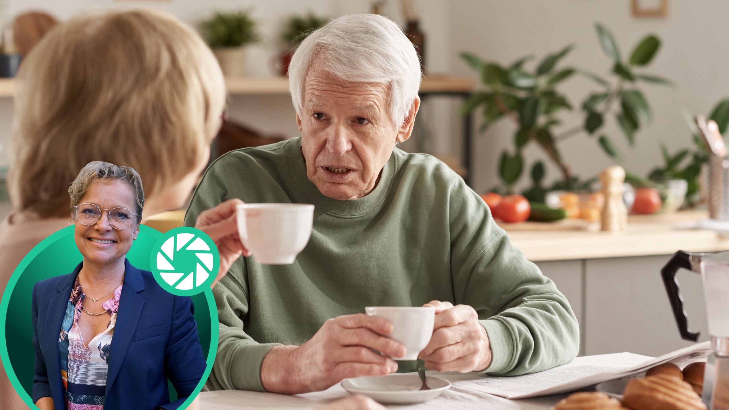 I forggrunden formueøkonom Bettina Brask, i baggrunden en ældre mand der drikker kaffe med en person med ryggen til