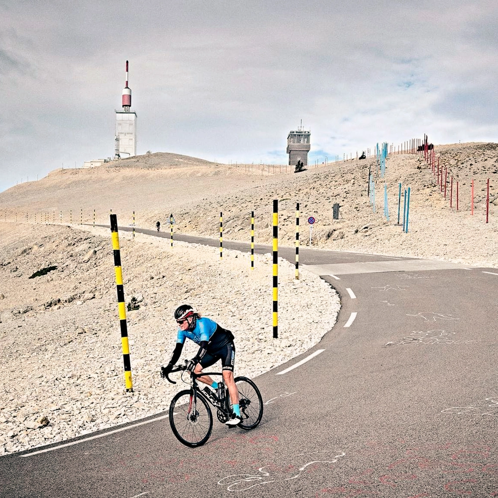 Cykelist på vej ned af bjerg