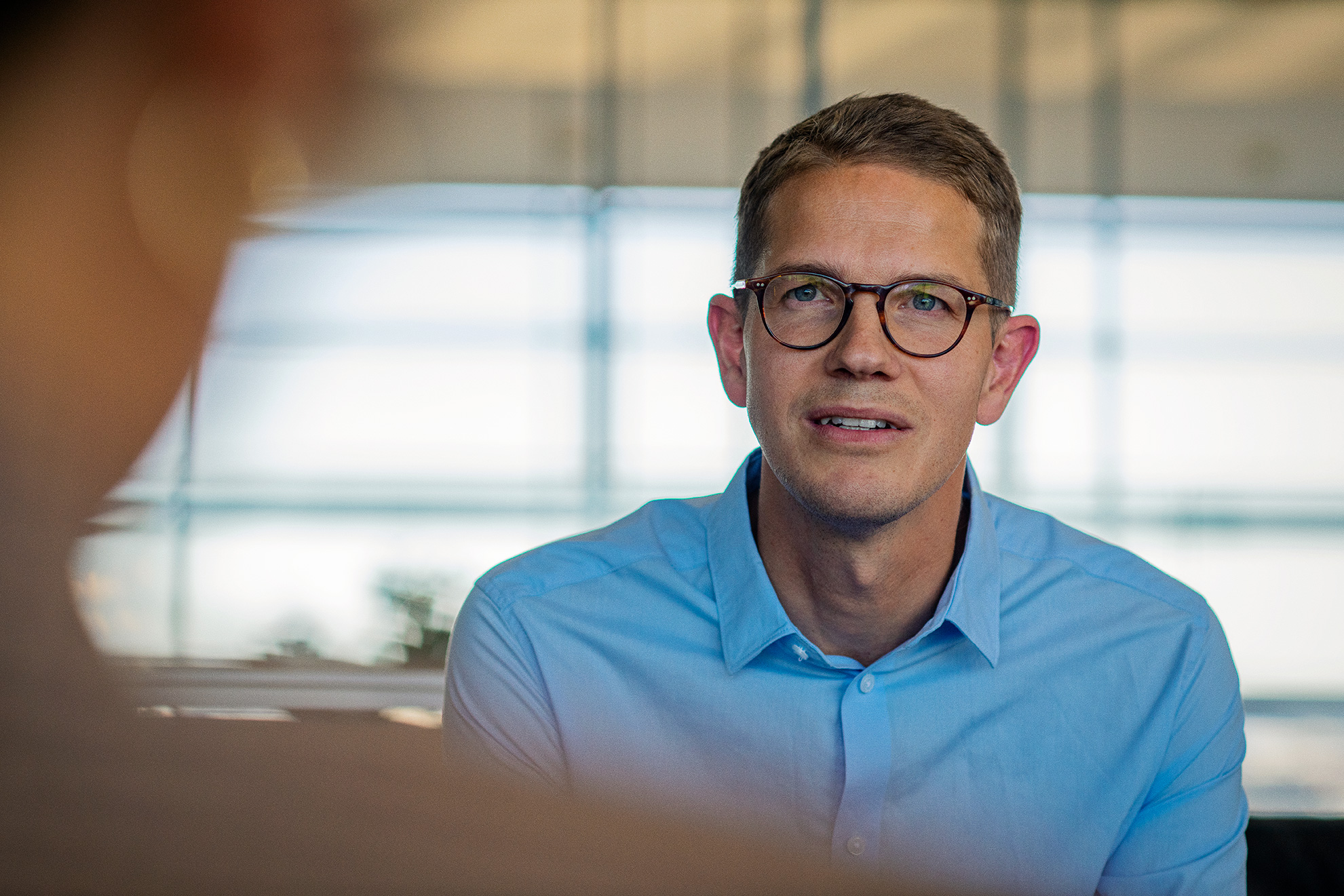 Rådgiver taler med kunde