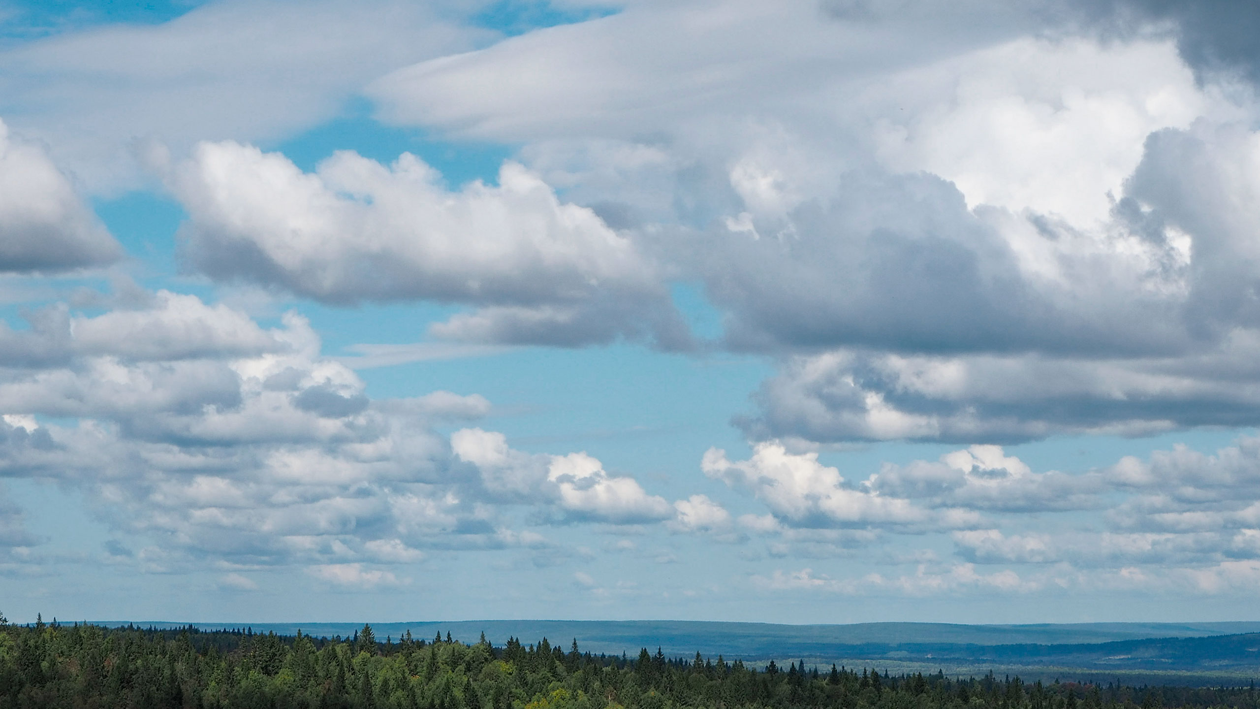 Hustage og himmel med skyer