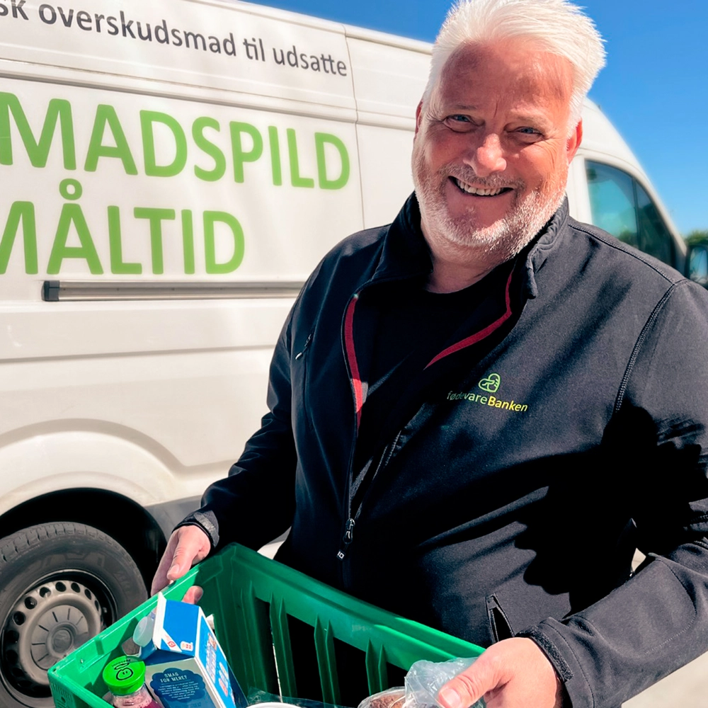 Mand ved fødevarebank-bil