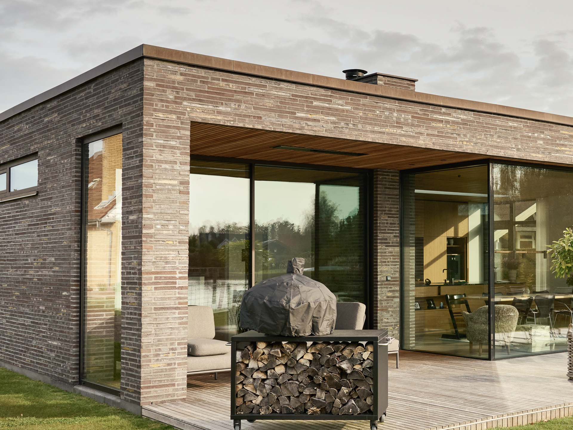 Moderne hus i grå sten , fladt tag og med stor terrasse