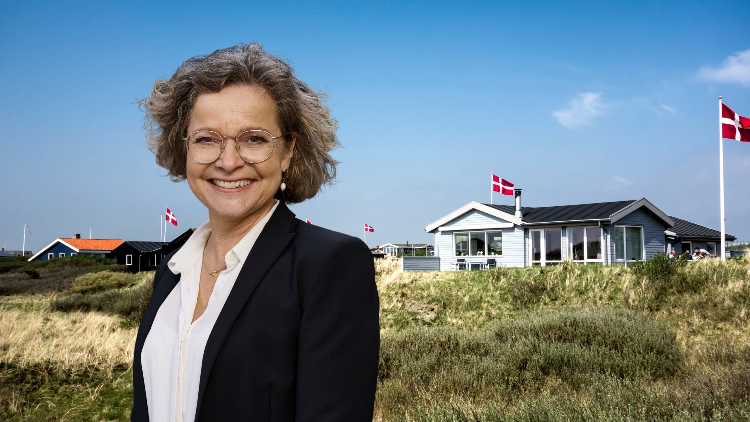 Formue økonom Bettina Brask. I baggrunden et sommerhusområde