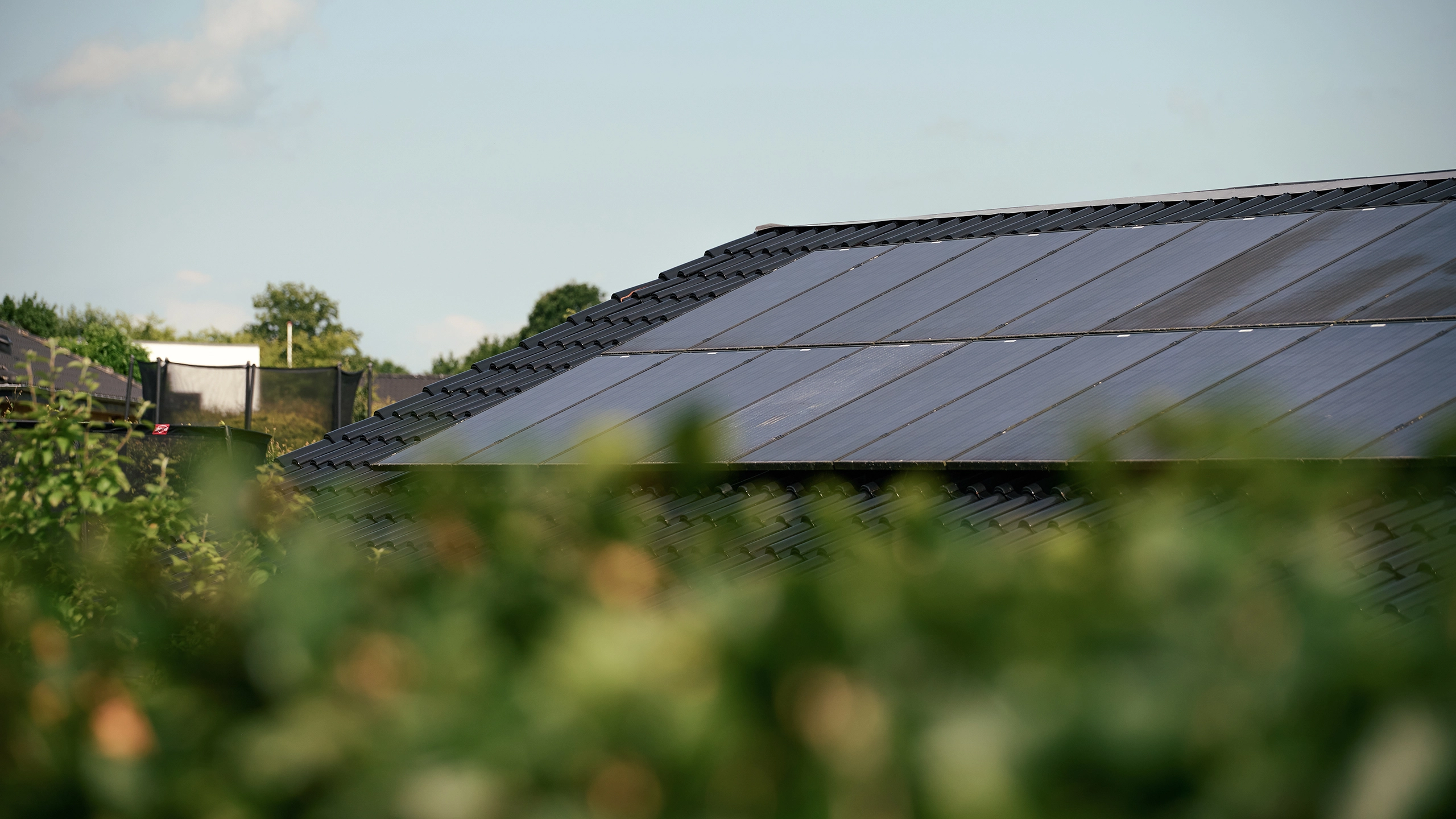 Solceller på sort tag