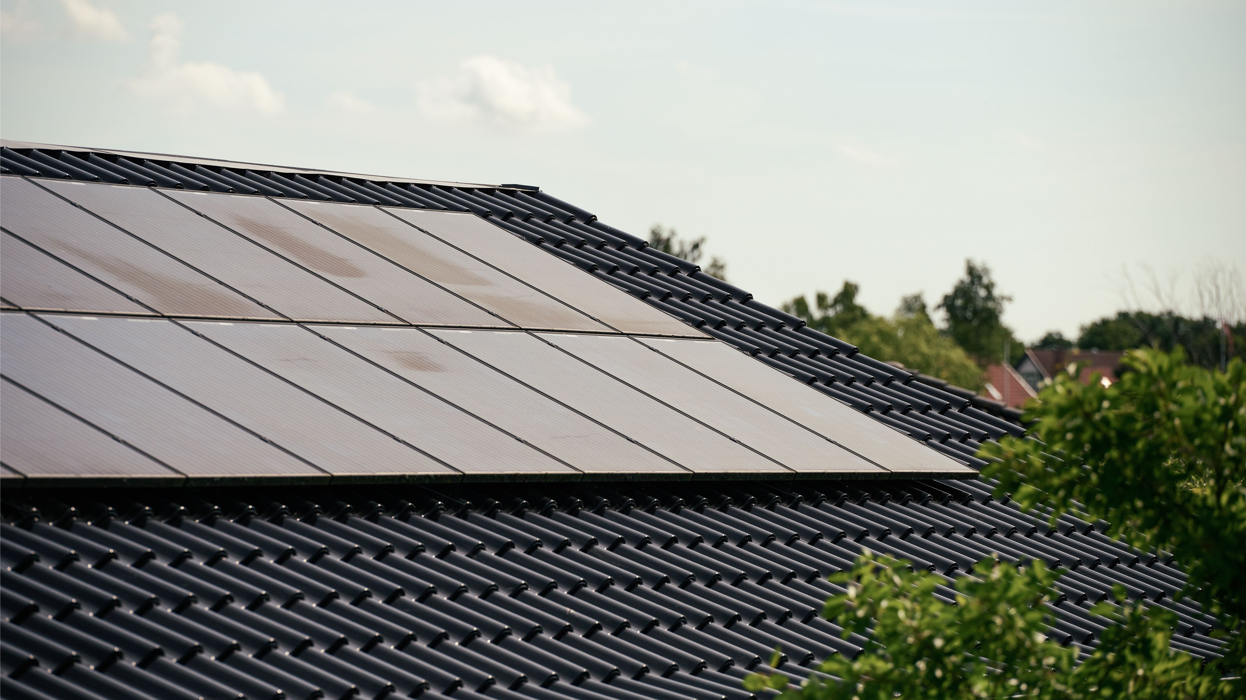 Solceller på sort tag