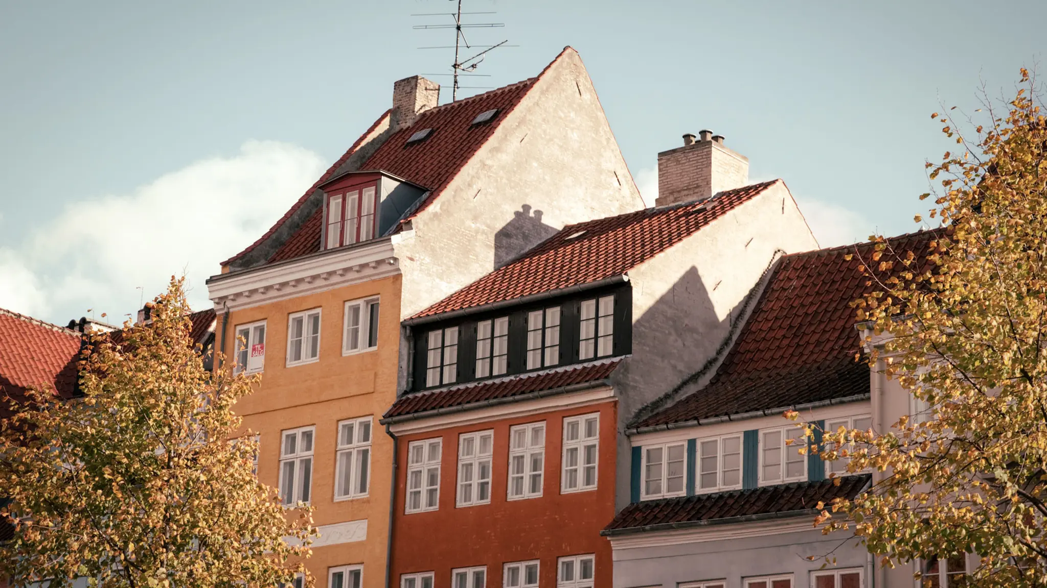 Etageejendomme med gul, rød og grå facade