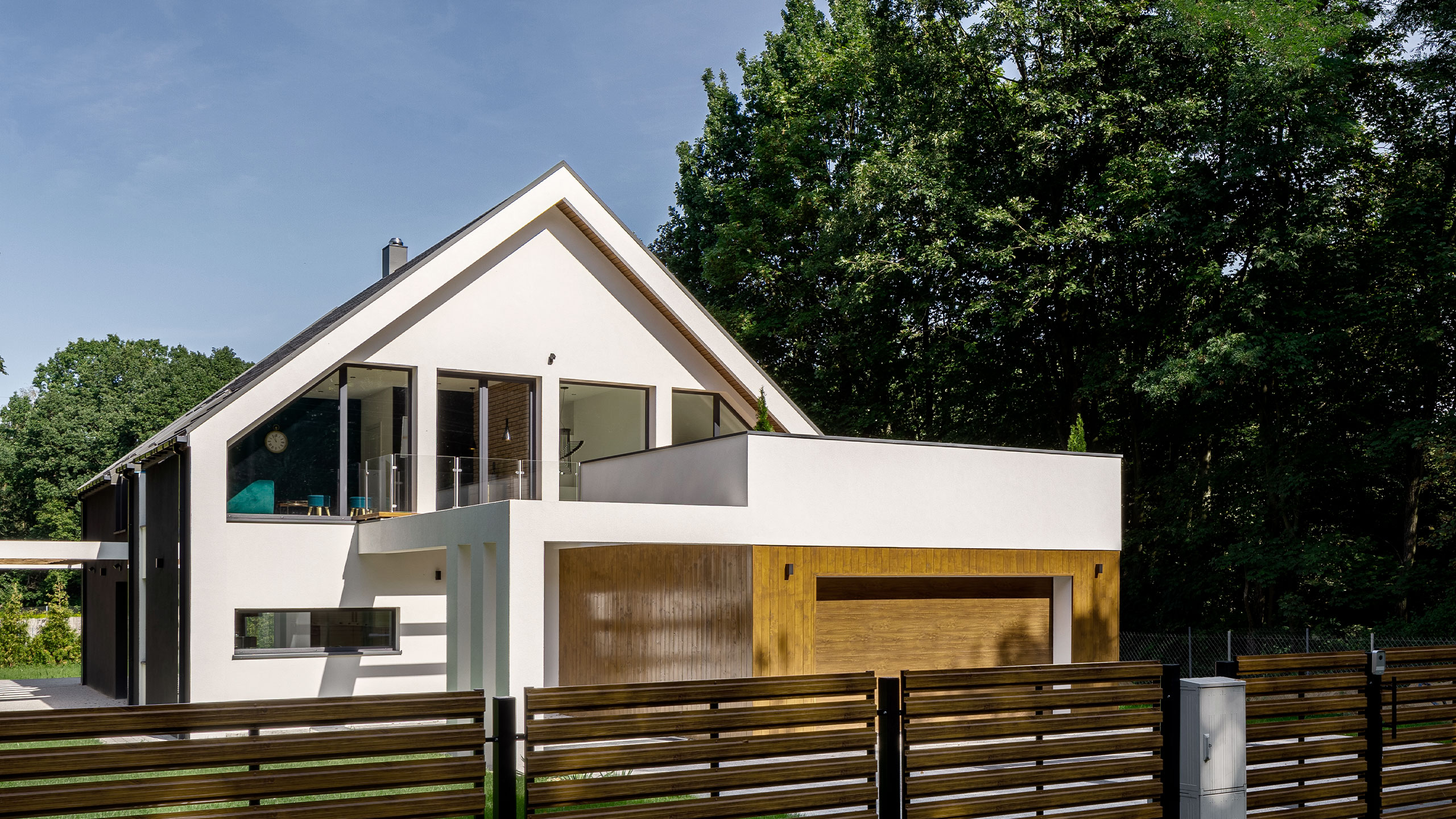 Moderne hus bag stakit