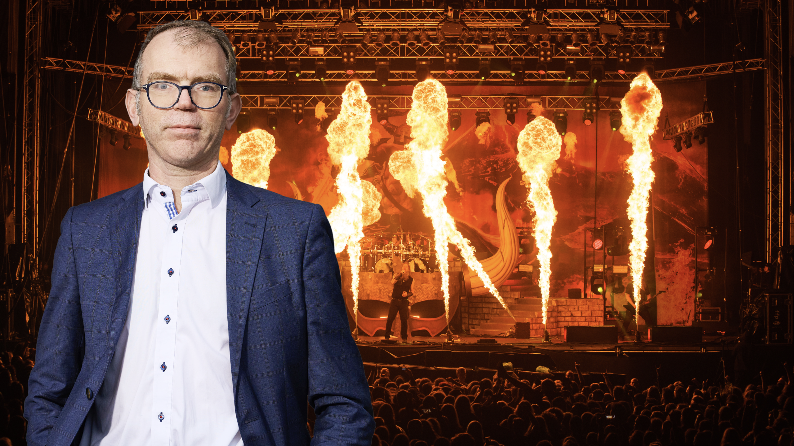 Boligøkonom Mikkel Høegh, i baggrunden en rockkoncert med flammeefekter på scenen