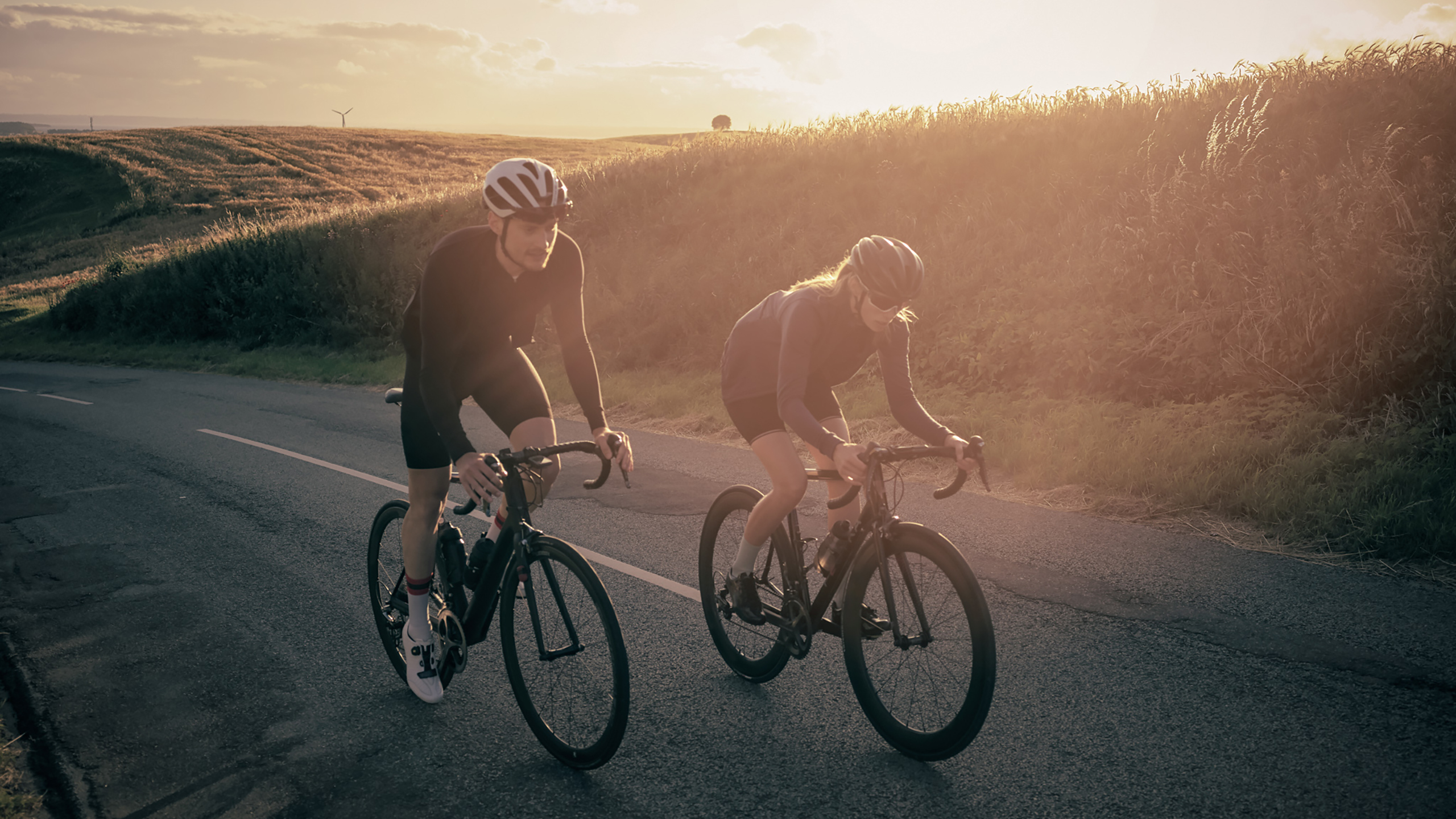 To cykelrytter på vej op af bakke