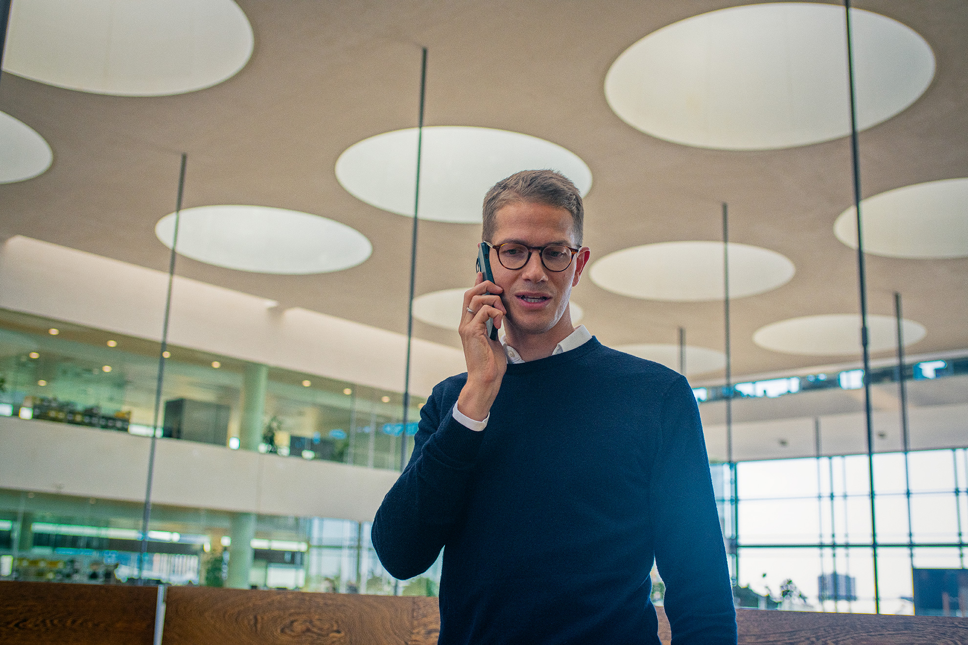 Mand i kontor taler i mobil