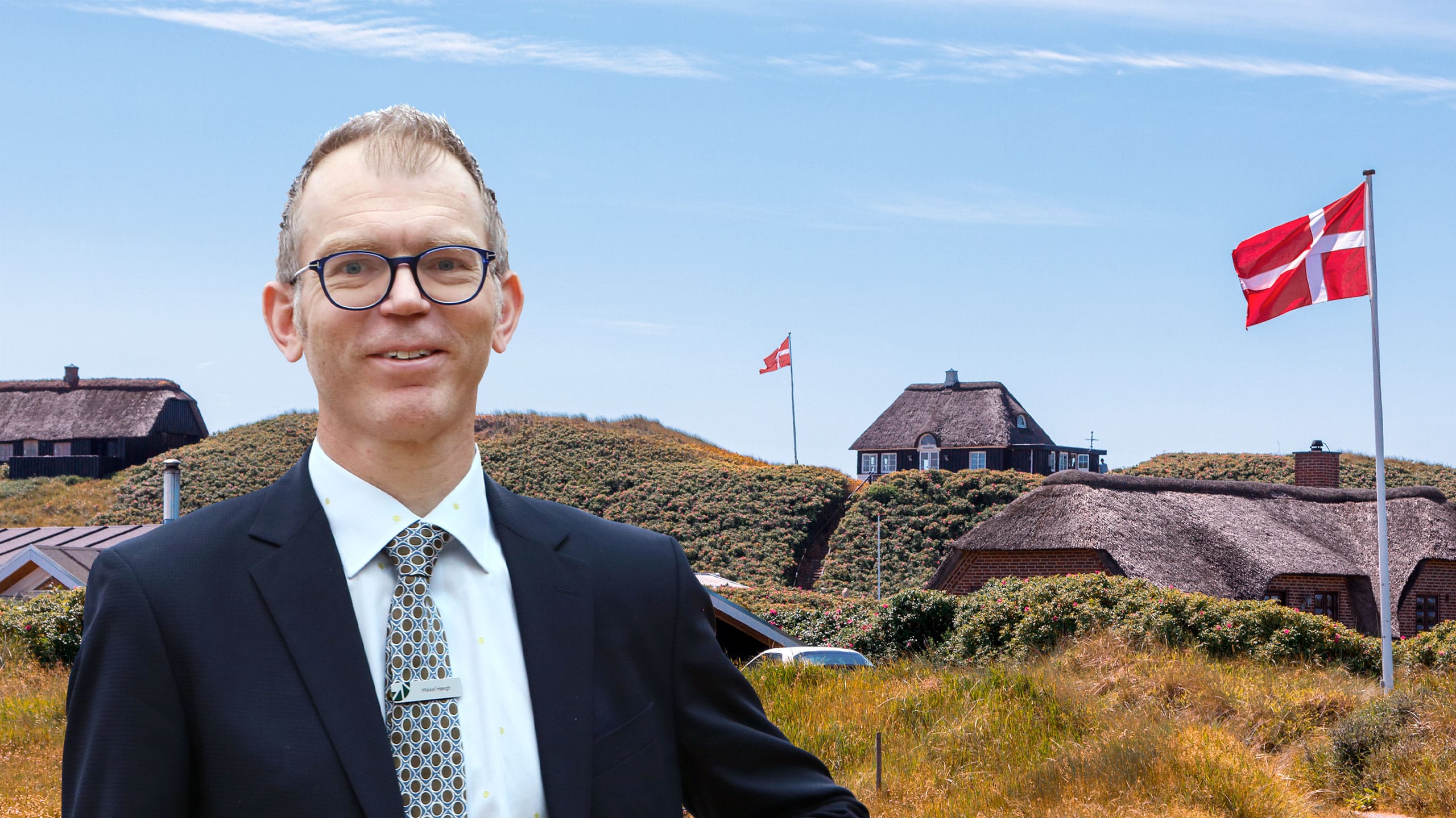 Boligøkonom Mikkel Høegh foran sommerhus