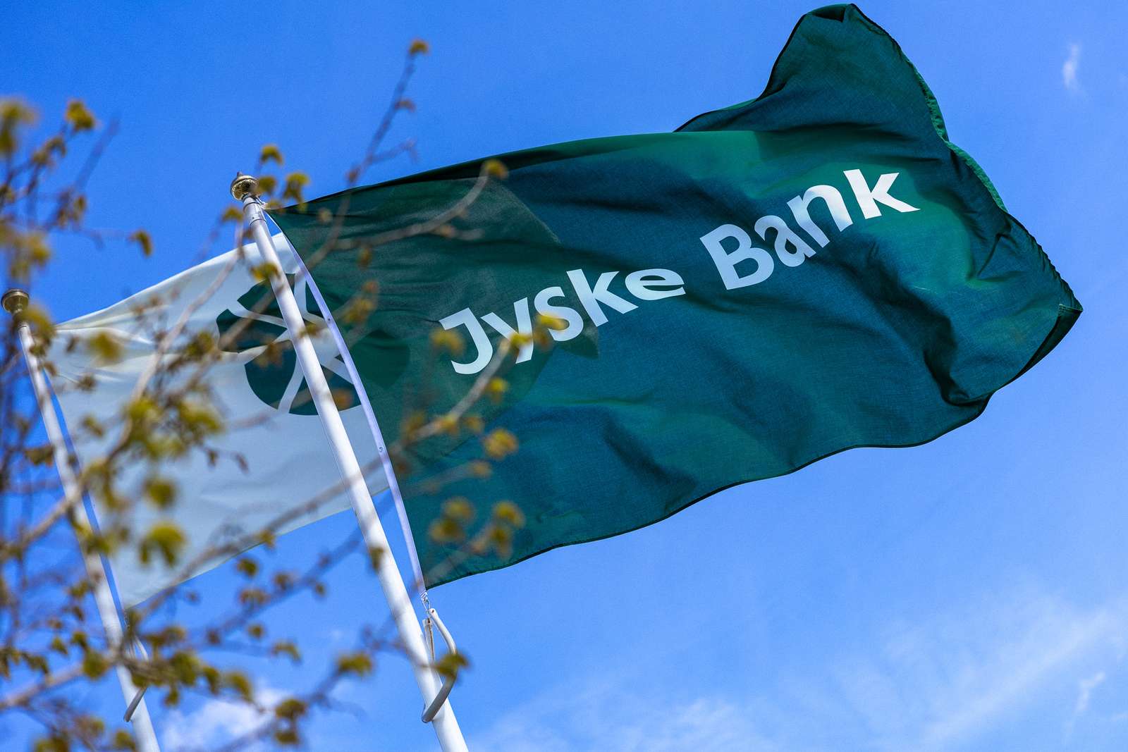 Jyske Bank flag med navnetræk og logo