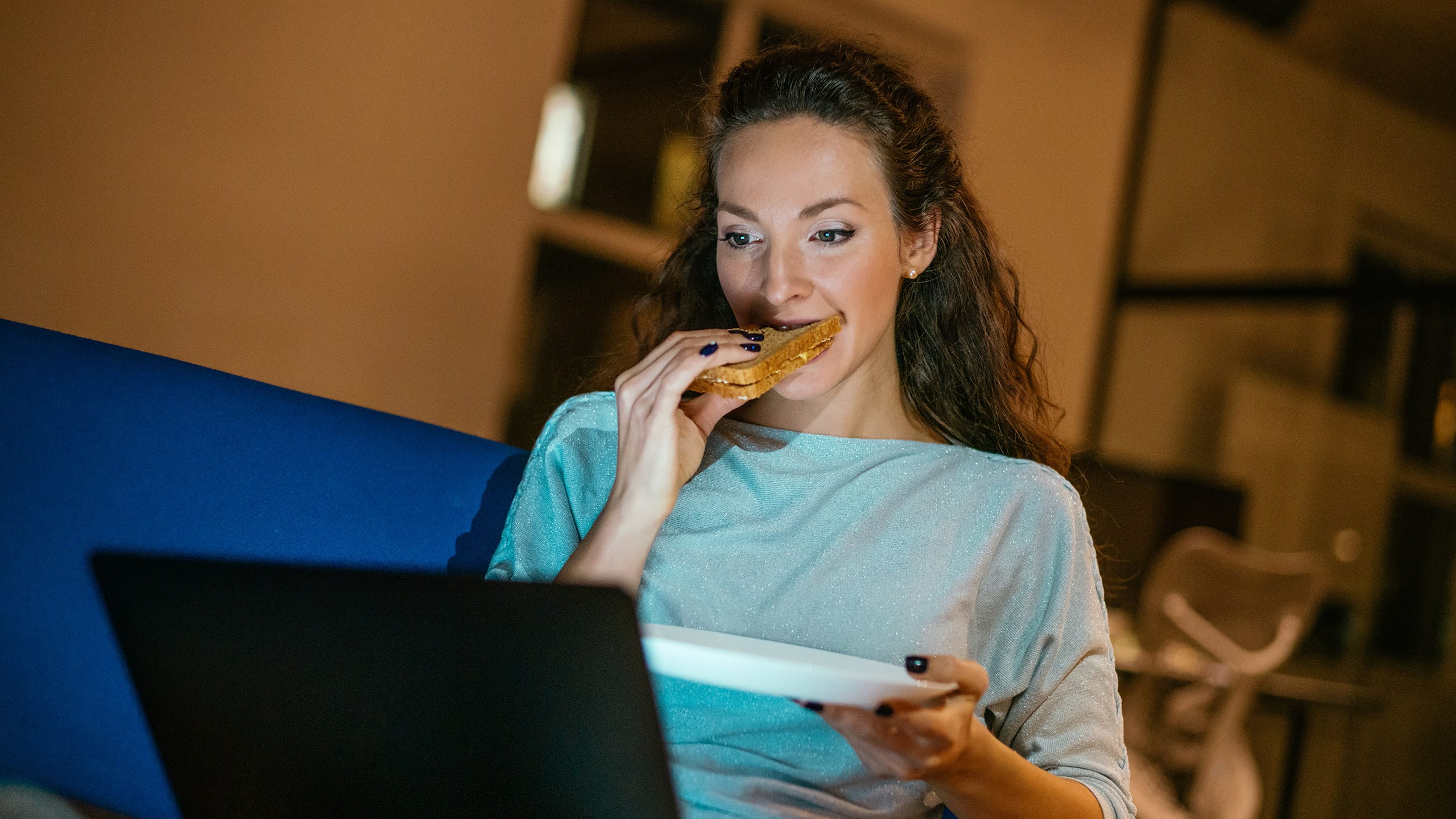Kvinde i natten med computer