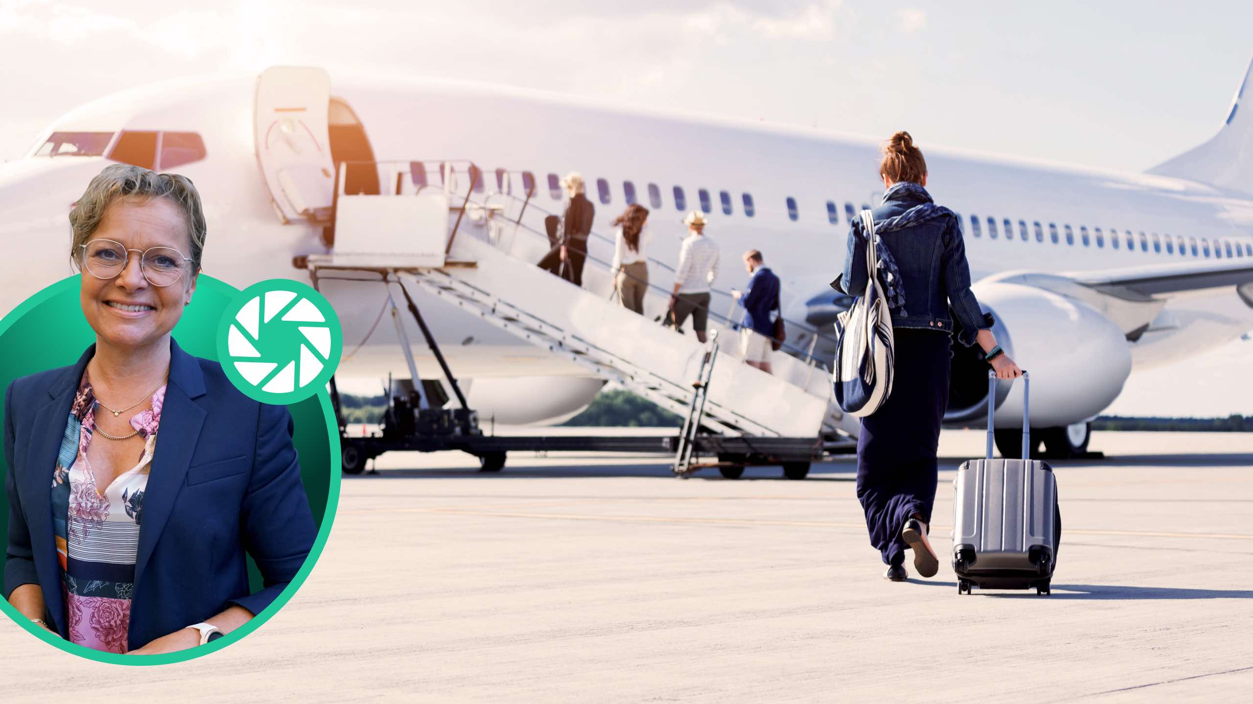 Formueøkonom Bettina Brask. I baggrunden passagerer på vej ombord på et fly