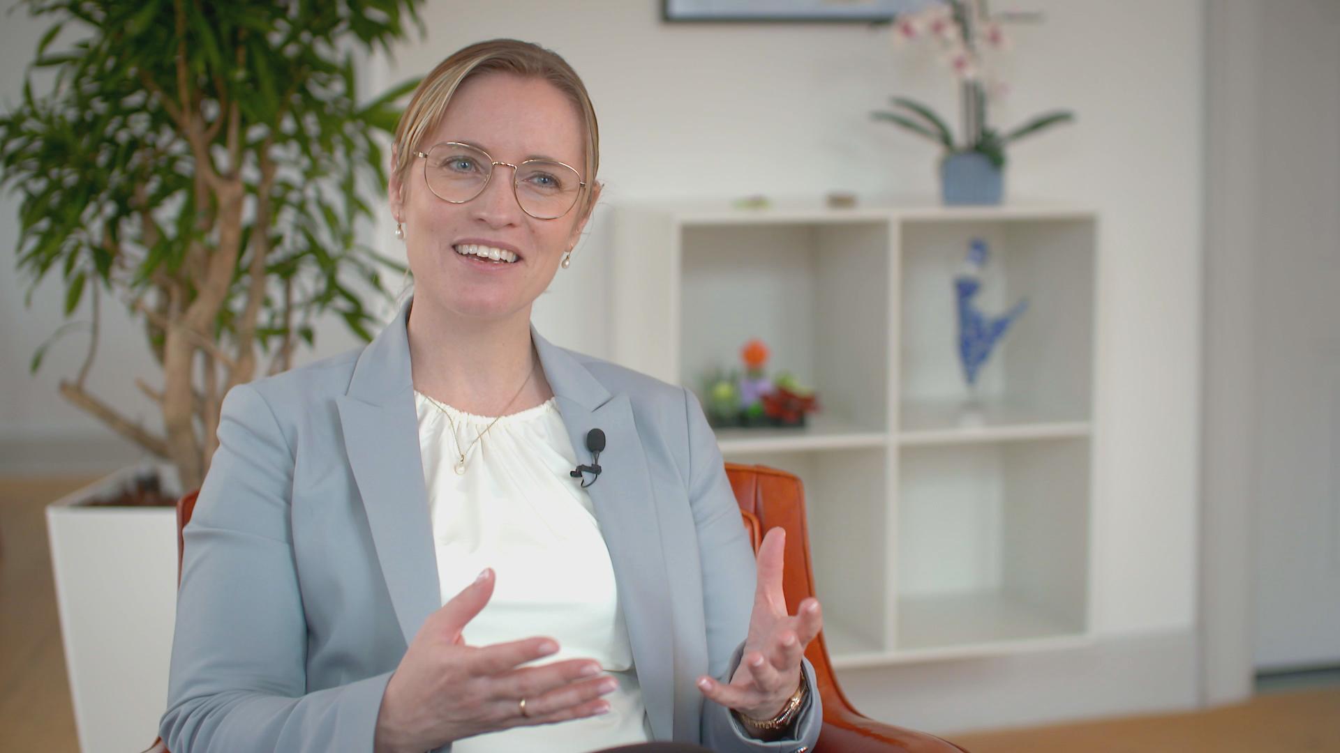 Økonomiminister Stehanie Lose gestikulerer og taler