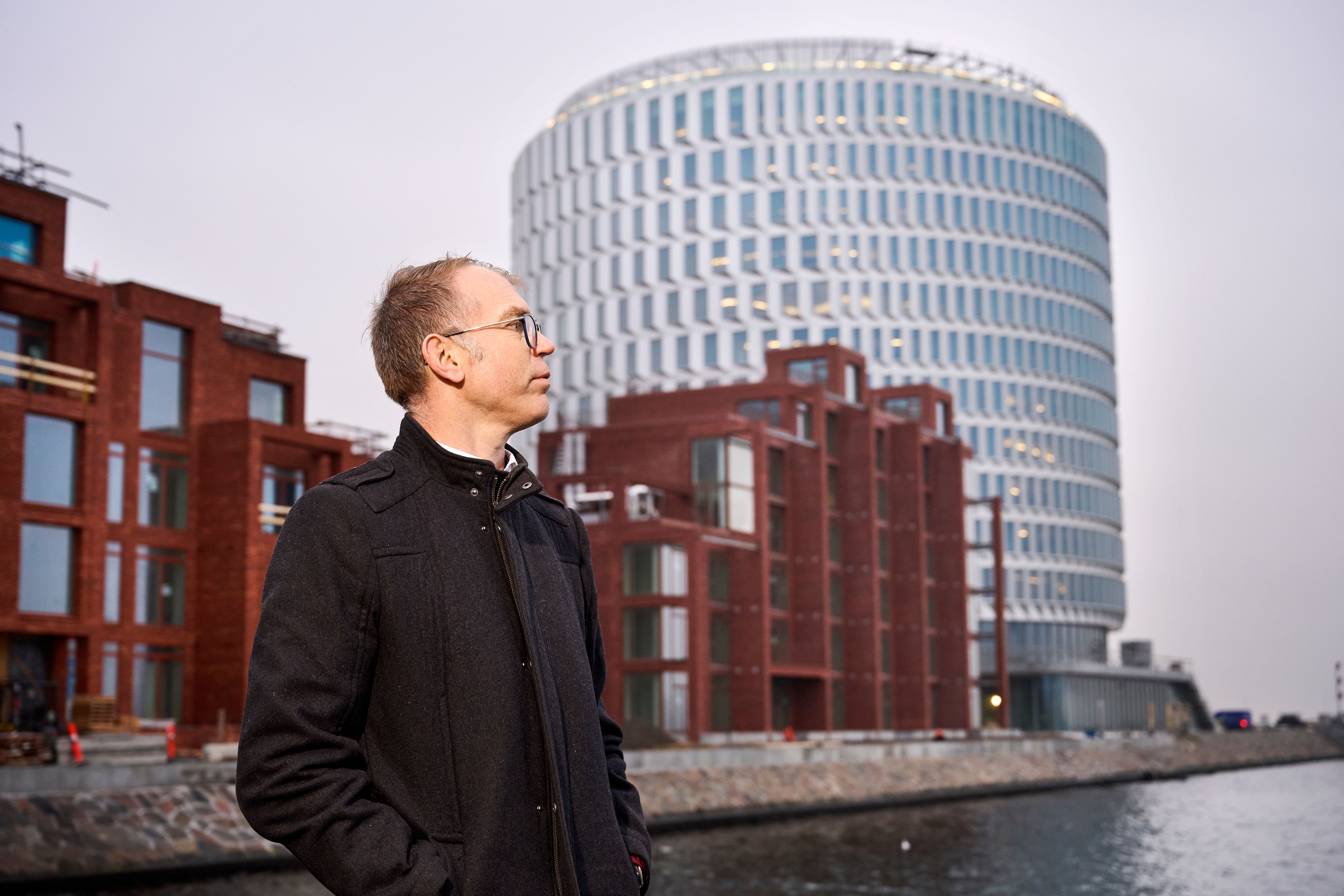 Mikkel Høegh kigger ud over vandet