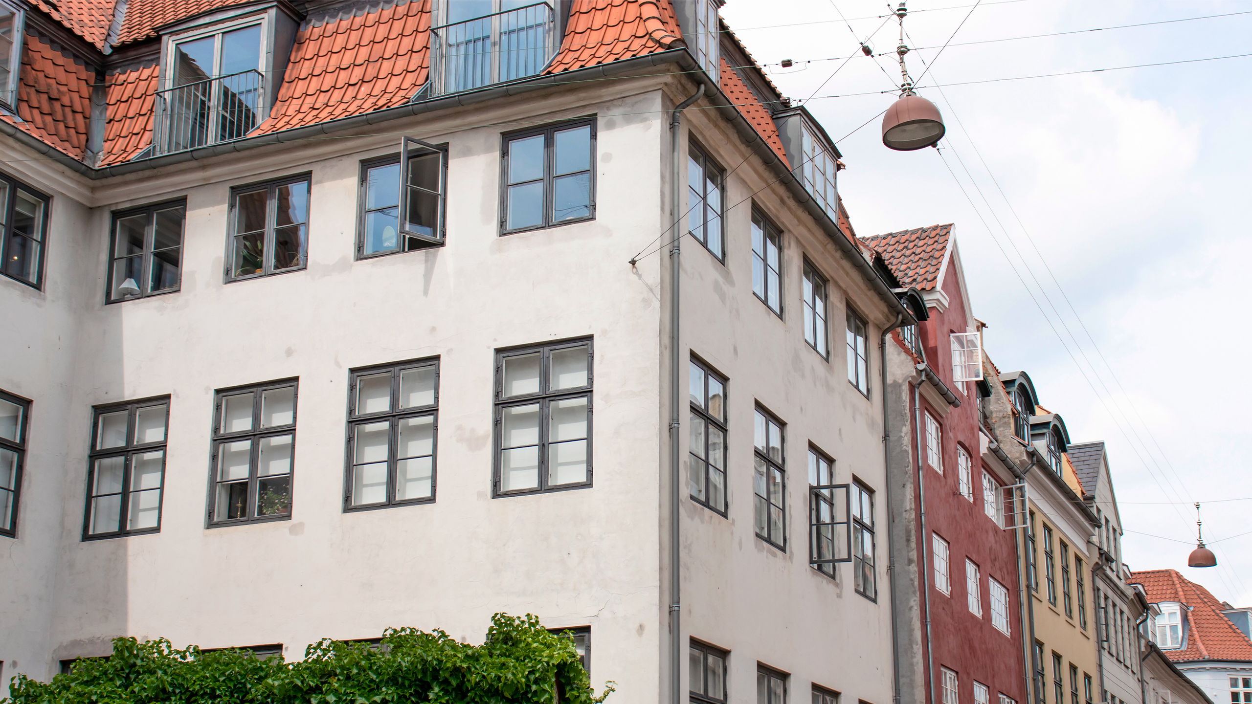 Boliger og himmel med skyer