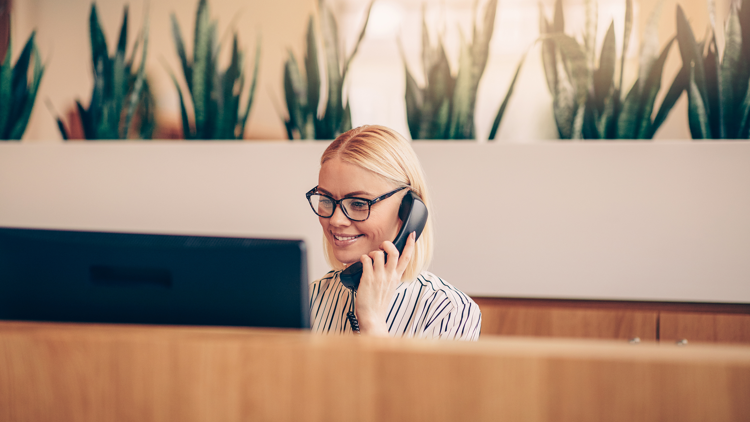 Kvinde snakker i telefon
