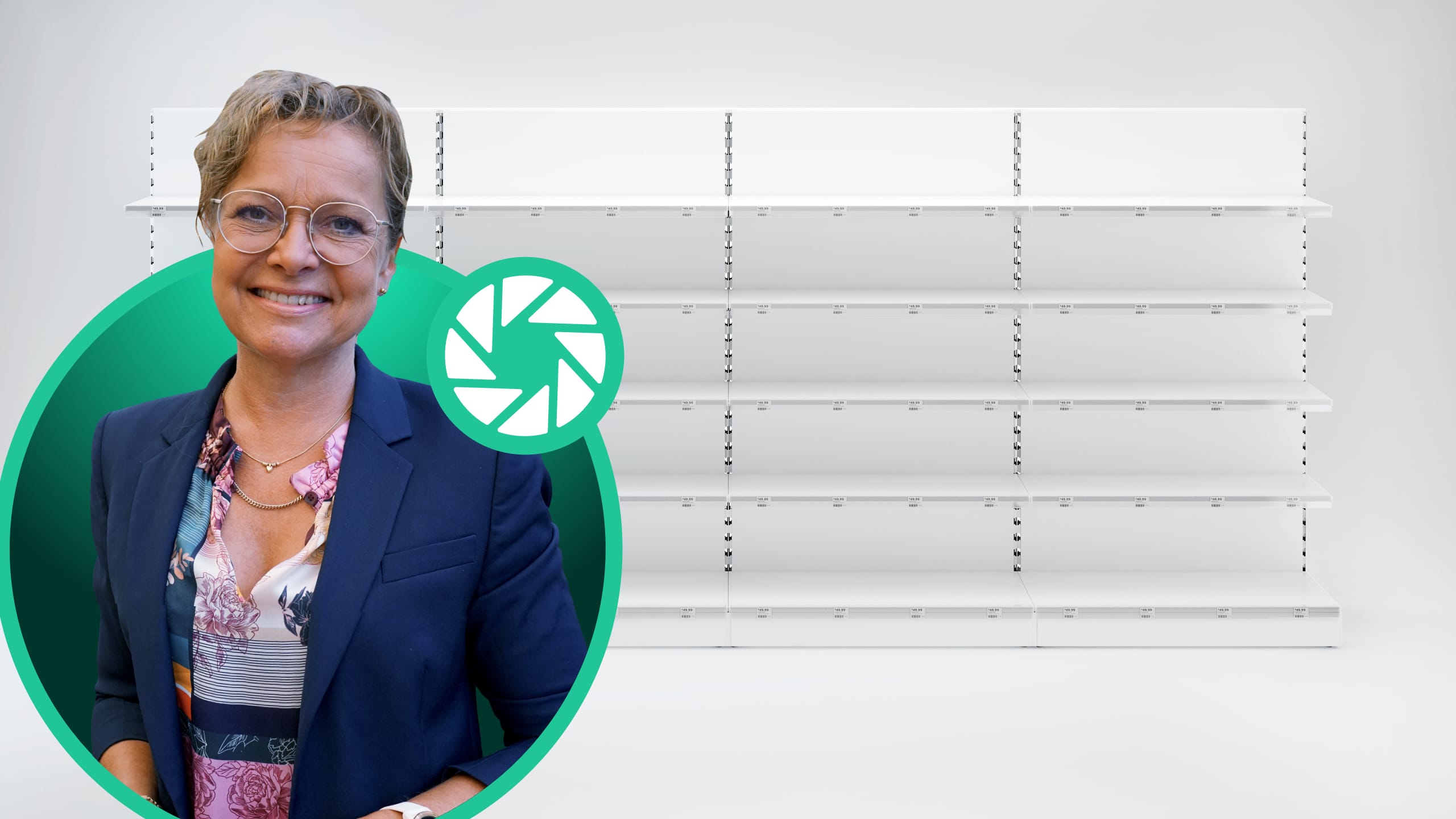 Formueøkonom Bettina Brask foran tomme hylder