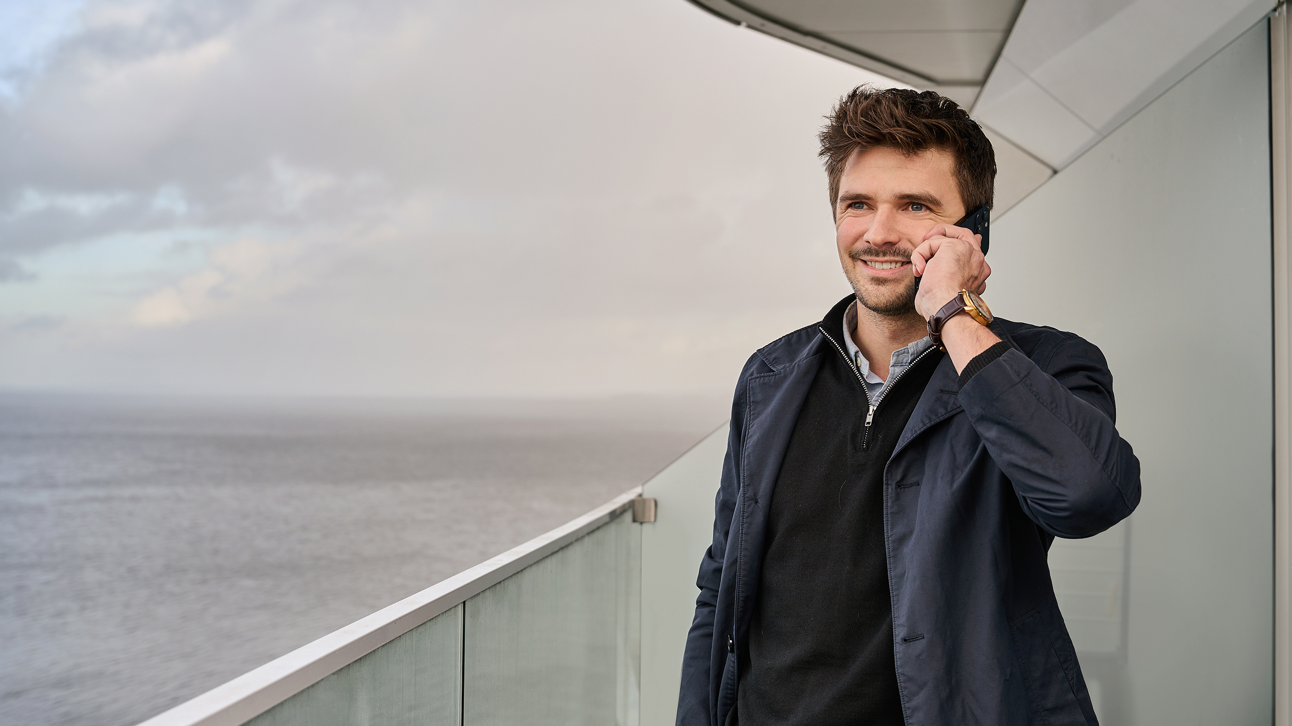 Ung mand taler i telefon