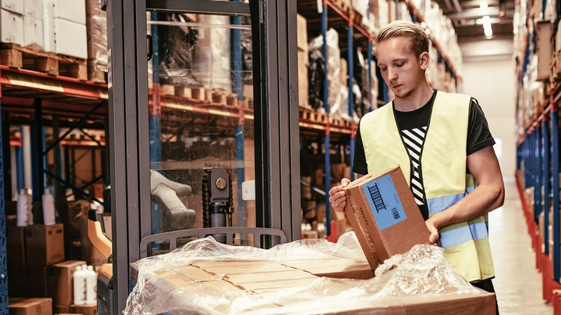 Lagermedarbejder i arbejde på stort lager