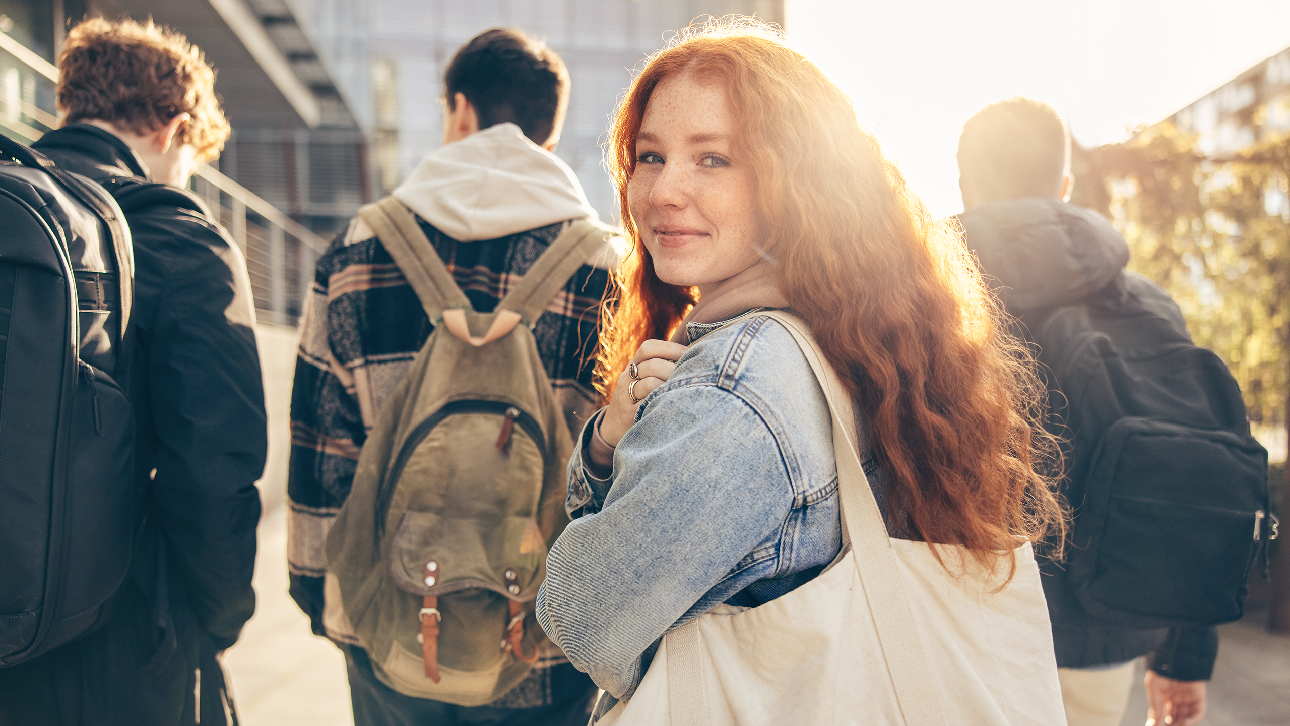 På vej til studier high school pige rødt hår