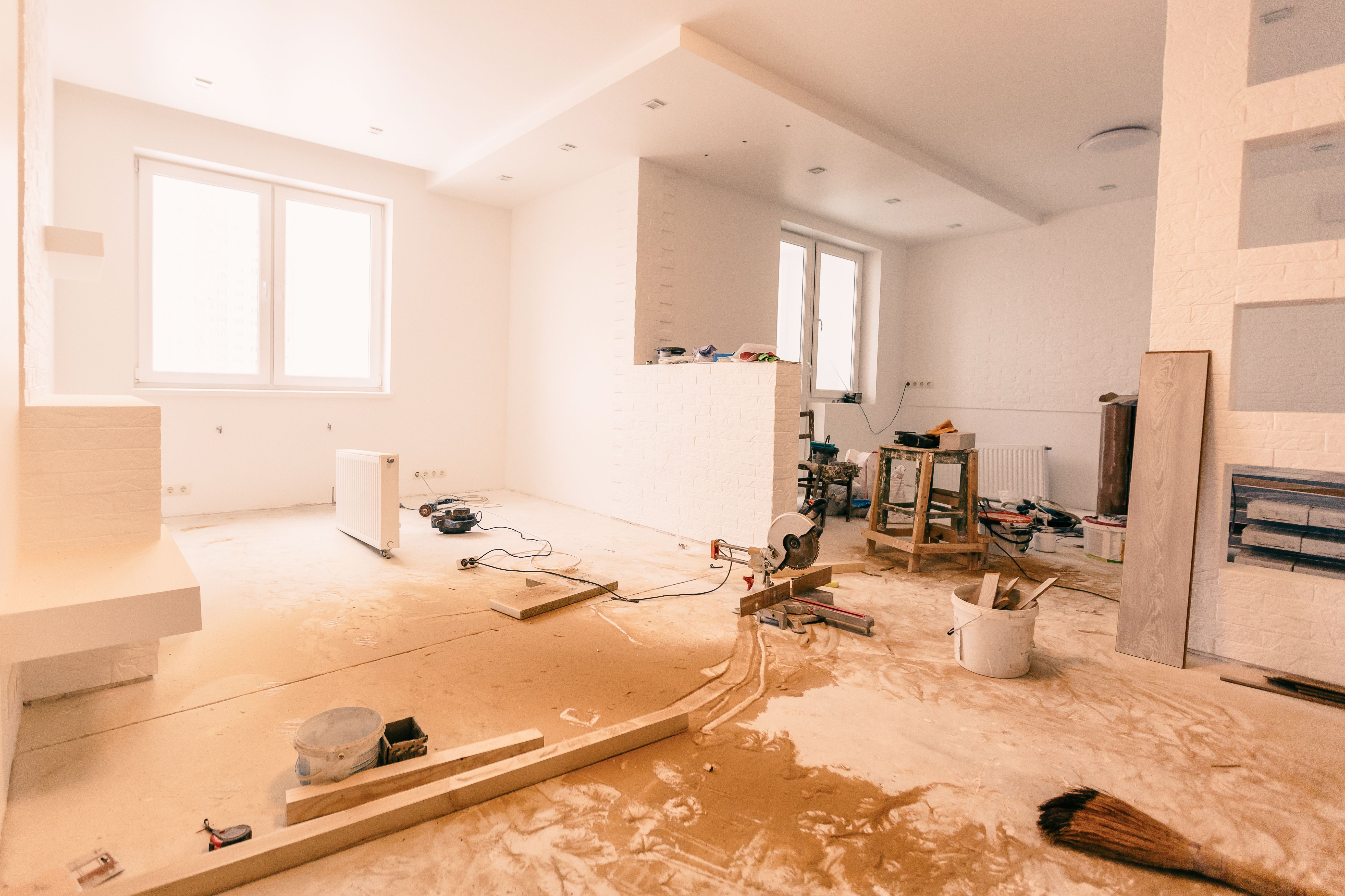 Rum under renovering med præg af håndværkere