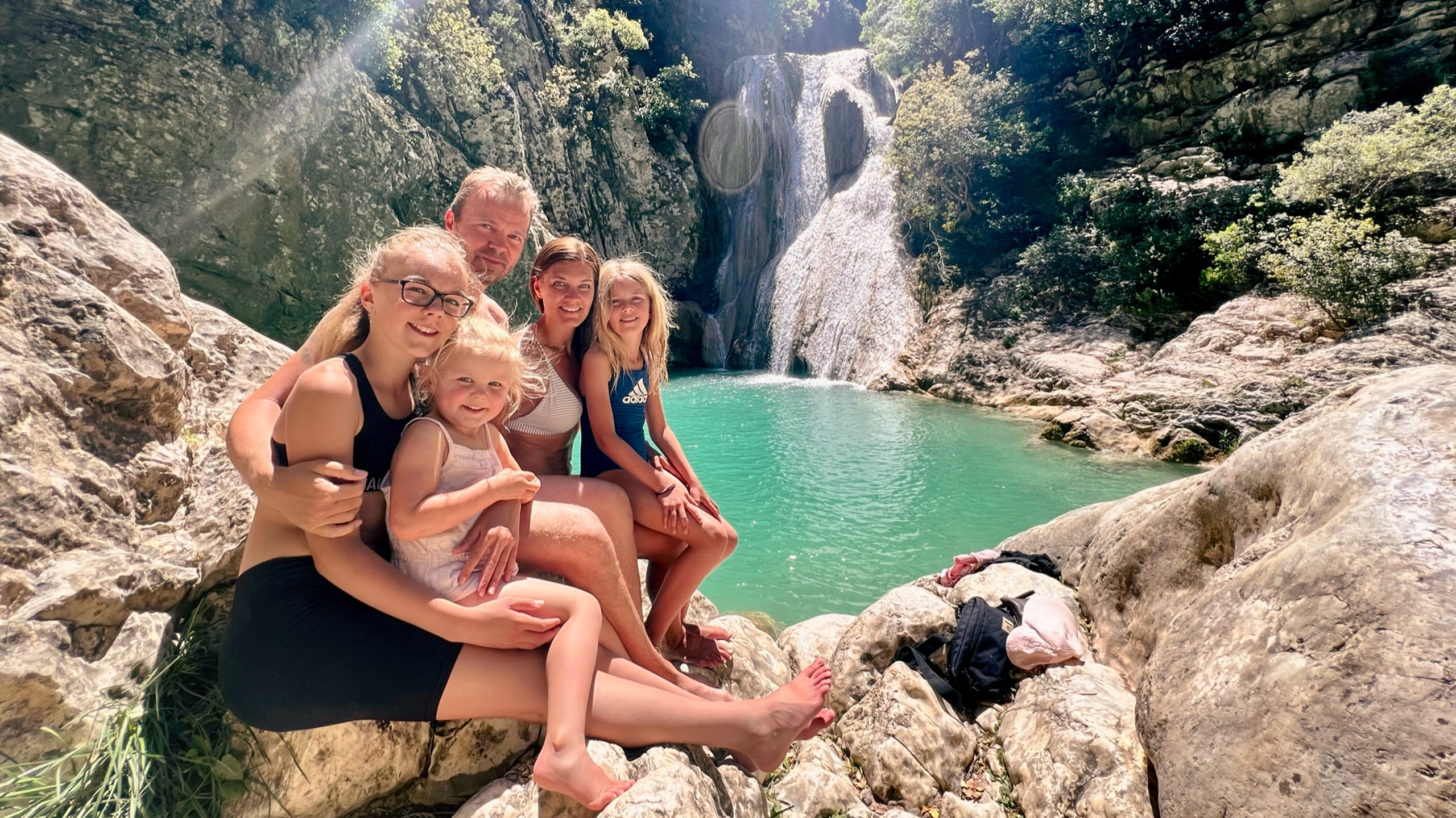 familie ved bjergsø og vandfald