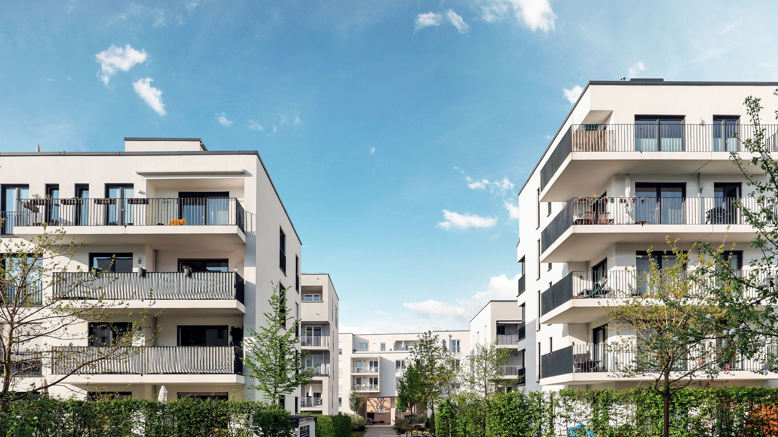 Hvide boligblokke med altaner