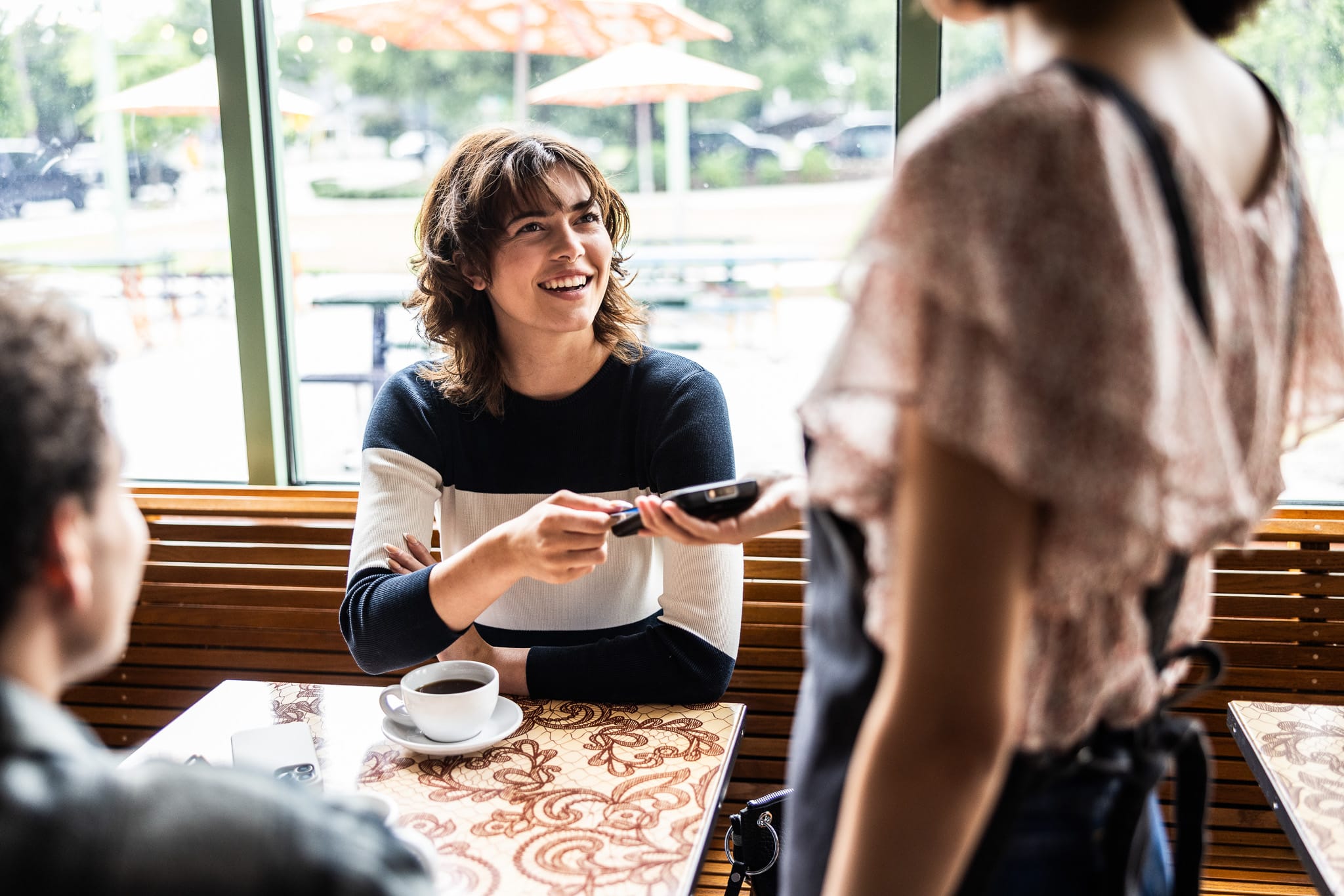 Kvinde betaler på cafe